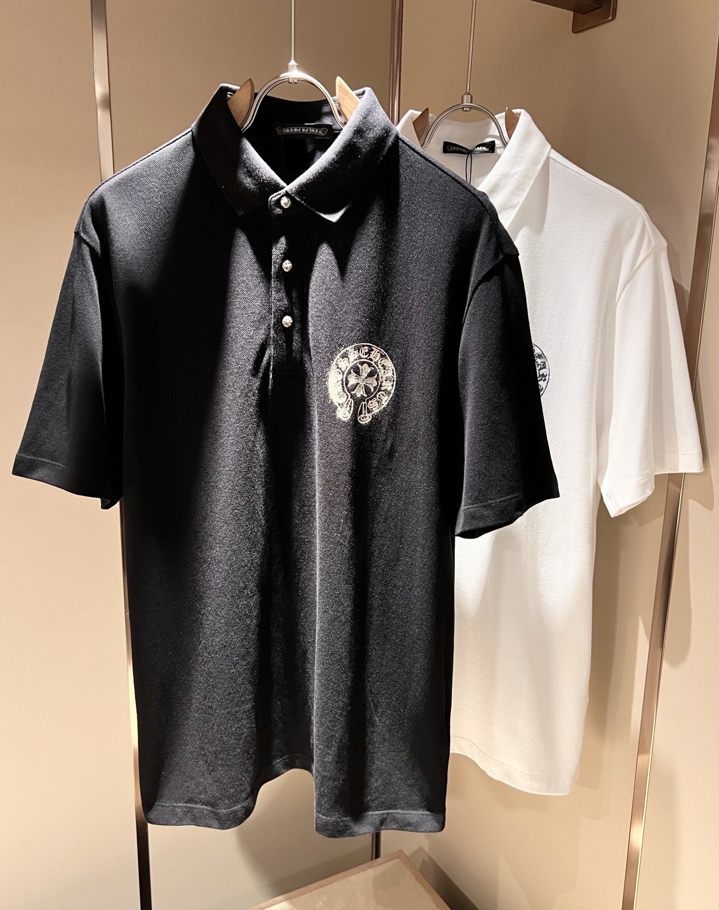 NO:501535,Chrome Hear*s 2025 Spring and Summer New Limited Edition 2025 Short-sleeved Polo Shirt, Recommended for Cracked Wall!  The fashionable and arrogant Chrome Hear*s is favored by the whole world. SS is a hot topic, with classic short-sleeved T-shirt elements, and a chest printing logo design!  Full of fashionable luxury style, exuding a charming sense of art!  Large and lazy, high-end exclusive double mercerated bead flooring material for customer supply!  Super comfortable upper body!  Large oversized shoulder-falling!  Men and women are the same style!  Color black white Size M-3XL, chrome hearts, T-shirt, alexander wang19860909Chrome Hear*s 克*心 2025春夏新品限量版克*心短袖Polo衫,墙裂推荐！时尚傲娇的Chrome Hear*s,被全世界宠幸着.SS引爆款,经典克*心元素断绝短袖T,胸前印花logo工艺设计！充满了时尚的奢华风,散发着迷人的艺术感！宽大慵懒,客供高端专属双丝光珠地棉材质！上身超级舒适！大廓形大落肩！男女同款入！颜色黑色 白色 尺码M-3XL,,chrome hearts,T-shirt,alexander wang,Men's clothing