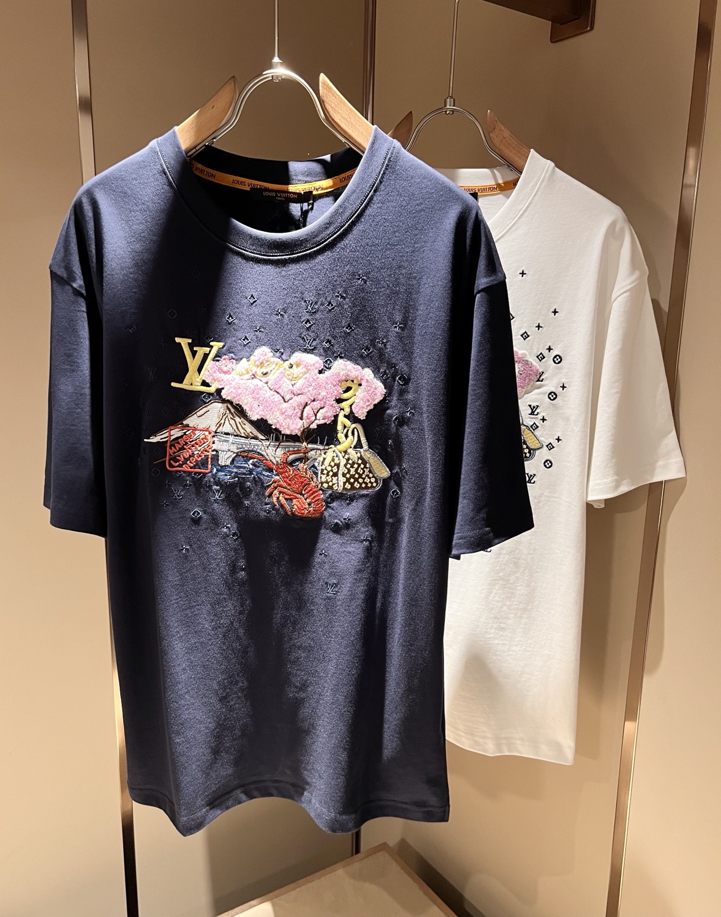 NO:502599,LouisVuitt*Louis*Deng The new series of spring and summer 2025 products are launched, a very fashionable and avant-garde short-sleeved T-shirt for men and women, with logo embroidery embroidery decoration!  Different from the past, it declares the design concept of brand inheritance!  Its eye-catchingness is no less than any classic style, perfectly presenting the fashionable, high-end and luxurious feeling in front of the world!  Made of imported 260 grams of cotton, selected high-quality pure cotton fabrics, soft and soft to the touch, the real thing is definitely beyond your imagination, close to the body and breathable, even if you sweat profusely, you will not feel greasy or stuffy, and will bring sweating and moisture absorption to the extreme!  Size M-3XL, louis vuitton,louis vuitton,t-shirt,tees,t-shirt,alexander wang19860909LouisVuitt*路易*登 2025春夏全新系列单品上线,非常时髦前卫的一款男女同款短袖T恤,标识logo图案刺绣修饰！区别于以往的不同,宣示品牌传承的设计理念！其吸睛度完全不亚于任何经典款式,将时髦高级感与奢华感完美呈现在世人眼前！客供进口260克全棉材质制成,精选优质纯棉面料,触感软糯亲肤细腻,实物到手绝对超乎你的想象,贴身无比舒适透气,即便是汗流浃背也不会有腻身及闷热感可言,将排汗吸湿性发挥到了极致！尺码M-3XL,,louis vuitton,louis vuitton,T-shirt,tees，t-shirt,alexander wang,Men's clothing