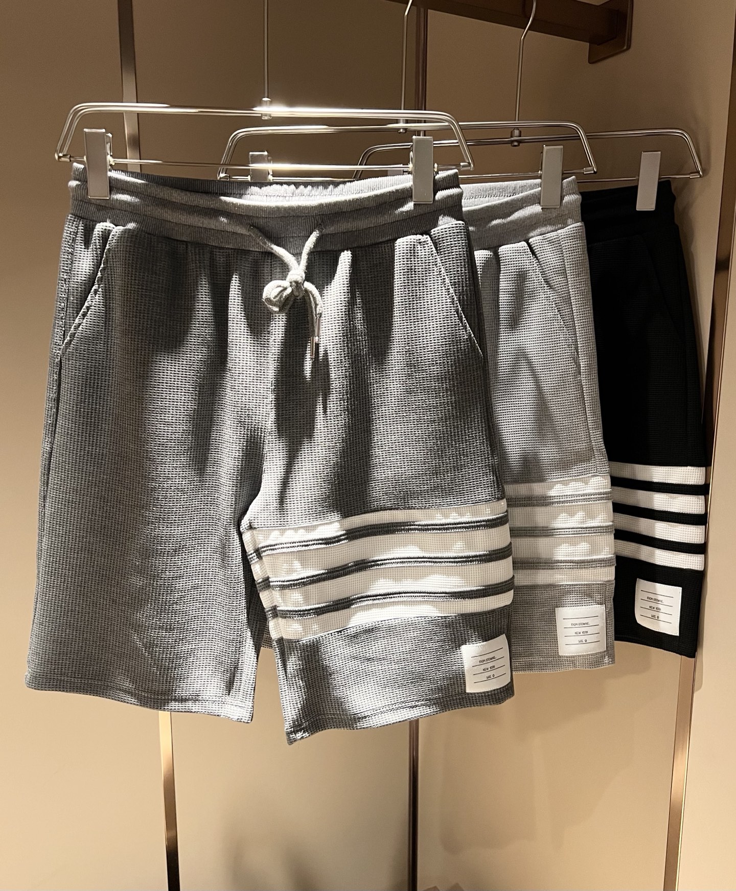 NO:501516,Thom Brow*e Tom*long's new spring and summer style for men and women, the same casual shorts for men and women, distinguish the market fabrics. Our shorts are much heavier than the weight on the market. Compare it casually~ the original loose style is both casual and sporty. Customize the top-level original exclusive pure cotton fabric!  Just distinguish the market version. The trouser leg design logo bar webbing splicing decoration!  Logo logo design!  Waist design with elastic elastic waist circumference modification!  Each piece of high-end craftsmanship determines success or failure~ I won’t say much. The quality and texture are very good. A fashionable item!  Size M-4XL, shorts, alexander wang19860909Thom Brow*e汤姆*朗2025春夏新款男女同款休闲短裤,区分市面料 我们的一条短裤就比市面的重量要重太多了 随意对比～原版宽松版型 休闲运动两不误 定制顶级原版专属纯棉面料！区分市面版本即可 裤腿设计标识条杠织带拼接修饰！标志logo设计！腰身设计松紧弹力腰围修饰！高端工艺每件决定成败～不多说 品质质感非常不错一款时尚单品！尺码M-4XL,,shorts,alexander wang,Men's clothing