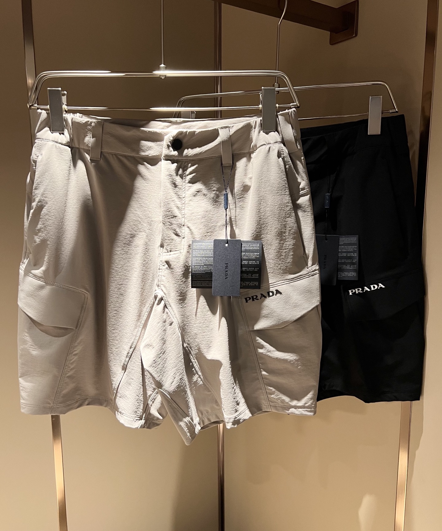 NO:501511,PRA*DA Pu*da 2025 spring and summer new men's casual shorts, a high-end quality choice... A versatile trousers that combine casual pants is also an indispensable matching tool in men's wardrobe. It is a classic style with practical wear!  The design style of the whole casual pants is simple and fashionable, which is very consistent with the low-luxury style setting, has excellent skin-friendly value, is easy to wear, and is full of detail!  Classic logo pattern glue pressing design!  This trousers are made of high-quality polyester fiber fabric. The fabric is comfortable, soft and delicate, and has a good vertical feeling. It looks very textured and has a high-end charm. The first-class and exquisite style cutting, the line is delicate, smooth and neat, and the casual and casual pants look good no matter how you match it. If you like it, buy it now. Good products are not waiting for anyone!  Size S-2XL, prada, shorts, alexander wang19860909PRA*DA普*达 2025春夏新款男士休闲短裤,高端品质之选……一款休闲裤兼备的百搭裤装,也是男士衣橱里不可缺少的搭配神器,属于实穿型的经典款式！整条休闲裤的设计风格简洁时尚,非常符合低奢的风格设定,亲肤值优越,穿着方便,细节感十足！经典标识logo图案压胶设计！此款裤装采用优质聚酯纤维面料打造而成,面料舒服,手感柔软细腻,有着很好的垂直感,看上去非常有质感,细品高级韵味十足.一流精湛的版型裁剪,走线细致平顺工整,休闲随意怎么搭配都好看的裤装,喜欢的赶紧入手吧,好货可不等人！尺码S-2XL,,prada,shorts,alexander wang,Men's clothing