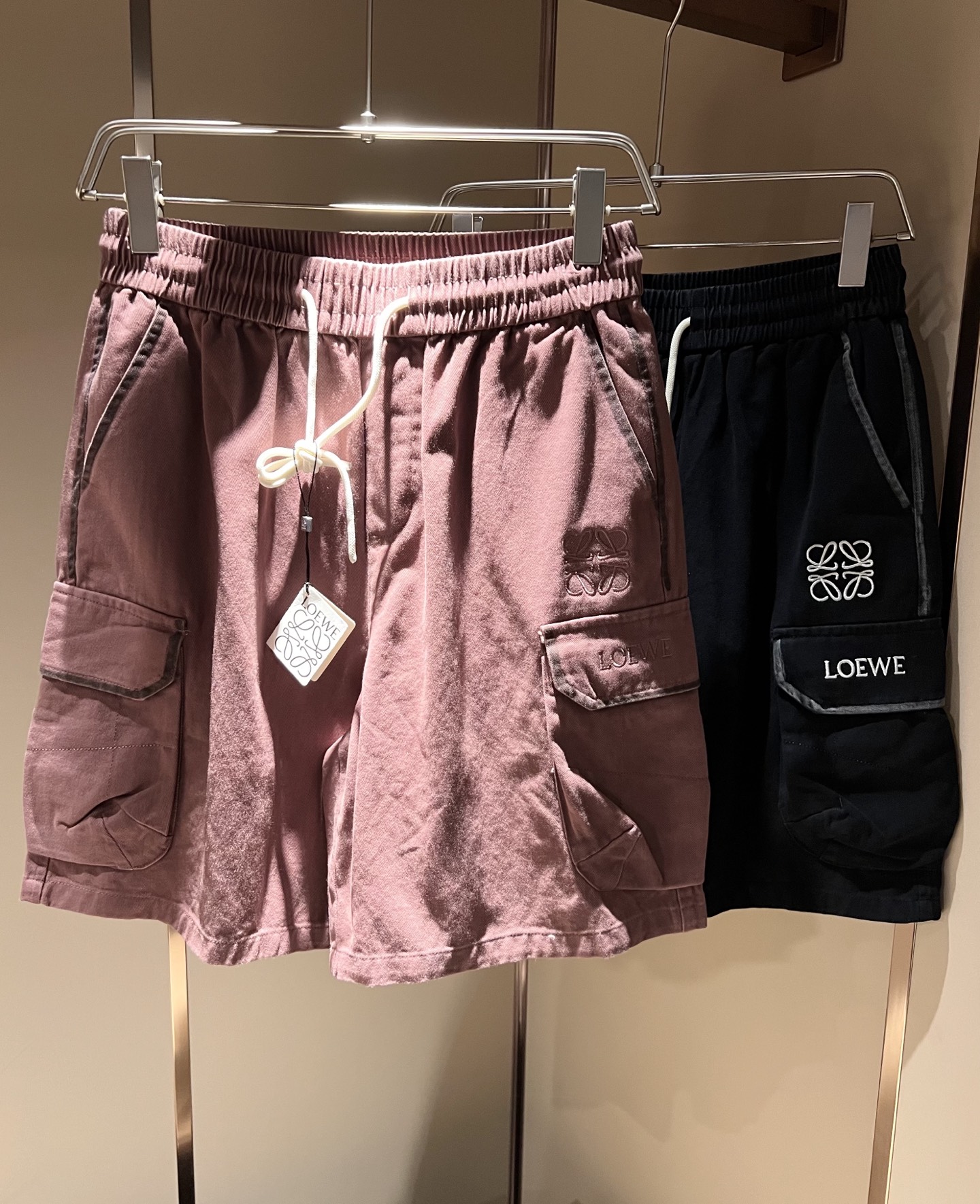 NO:501501,LOE*WE Luo*We 2025 spring and summer new style of men and women's same casual denim shorts, original Italian order channel, very personalized and high-end style, logo embroidery craft design!  Created with loose and wide style, couples' pure cotton casual shorts!  !  Customized original gram cotton fabric!  The latest fashion trends and popular products are here, and it is another simple and high-end fashion item. It is a fashion product with very high-end outfit charm. It is a must-have item for fashion trends!  Original Italian manufacturer channels, special-level orders, and released at the same time as Hong Kong, Macao and Taiwan buyers. This model is also the latest popular product of Luo Yiweijia this year and the most classic product. Its specifications and grades are beyond doubt!  !  Simple and high-end style items, it goes without saying that this style naturally has a fresh and natural feeling, demonstrating the charm and high-end feeling of the brand. The texture of this style is very in place, and the heavy and brilliant skin-friendly level that can be seen with your hands is even better, and it is a complete enjoyment of wearing!  !  Size: M-4XL, loewe, loewe, shorts, alexander wang19860909LOE*WE罗*威 2025春夏新款男女同款休闲牛仔短裤,意大利原厂订单渠道,极具个性高级风,标志logo刺绣工艺设计！宽松阔版型打造,情侣款纯棉休闲短裤！！定制原版克纯棉面料！最新时尚潮流人气产物驾到,又是一款简约高级的时尚单品,穿搭魅力十分高级不俗的时尚产物 ,时尚潮流必备单品！意大利原厂渠道,特供级别订单,同步港澳台买手店发布,此款也是罗意威家今年的最新人气产物,也是最经典的产物,其规格跟档次更是毋庸置疑！！ 简约高级的款式单品,言而喻此款自然具备那种清新自然的感觉,彰显品牌魅力与高级感,此款的质感十分的到位,用手可以感知的重磅跟出彩亲肤程度更是上佳,十足的穿着享受！！尺码:M-4XL,,loewe,loewe,shorts,alexander wang,Men's clothing