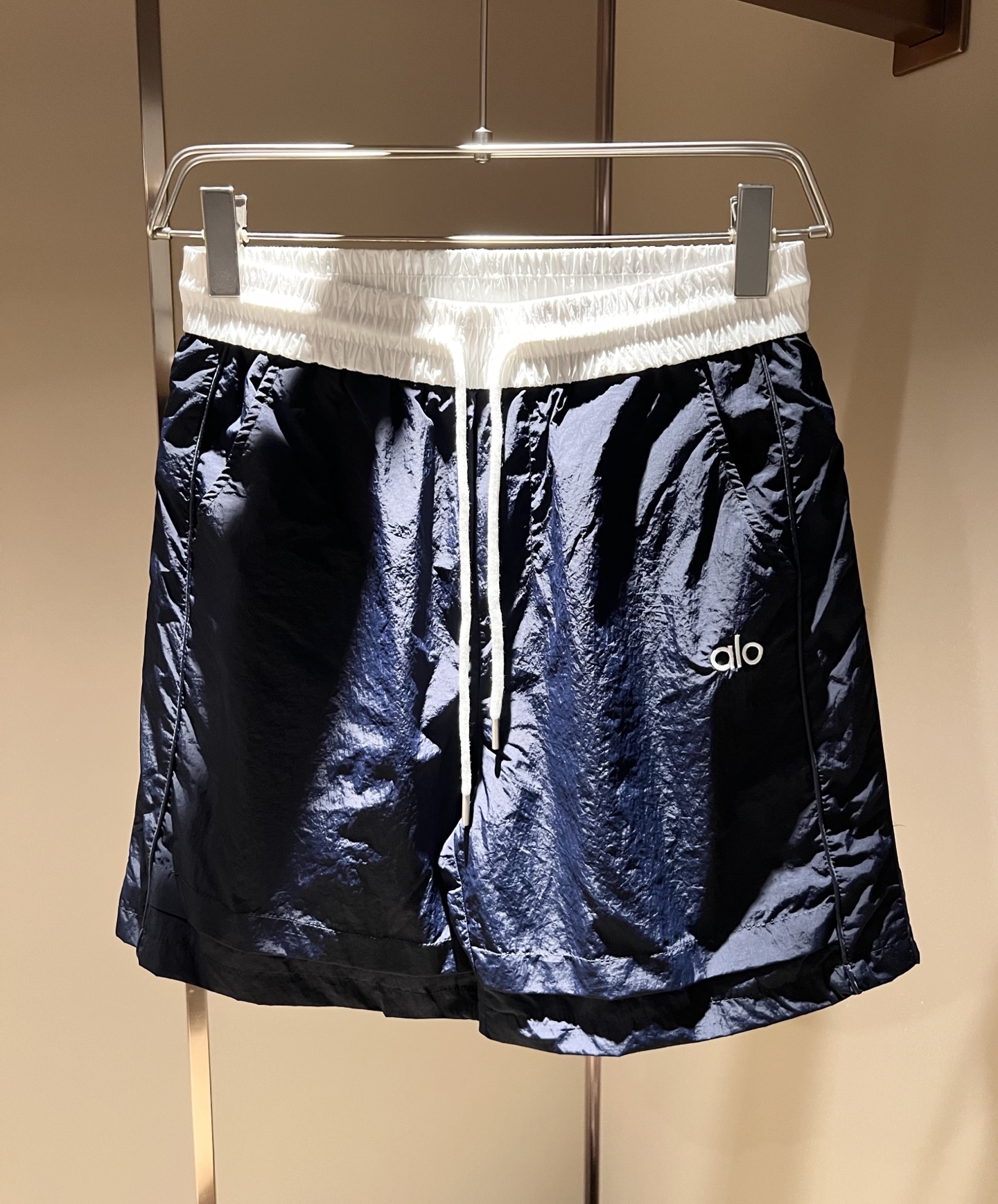 NO:504811,Alo spring and summer new men's casual shorts, a high-end quality choice... A versatile trousers that combine casual pants are also an indispensable matching tool in men's wardrobe. It is a classic style with practical wear!  The design style of the whole casual pants is simple and fashionable, which is very consistent with the low-luxury style setting, has excellent skin-friendly value, is easy to wear, and is full of detail!  Classic logo embroidery pattern design!  This trousers are made of high-quality polyester fiber fabric. The fabric is comfortable, soft and delicate, and has a good vertical feeling. It looks very textured and has a high-end charm. The first-class and exquisite style cutting, the line is delicate, smooth and neat, and the casual and casual pants look good no matter how you match it. If you like it, buy it now. Good products are not waiting for anyone!  Size M-3XL, shorts, alexander wang19860909Alo 春夏新款男士休闲短裤,高端品质之选……一款休闲裤兼备的百搭裤装,也是男士衣橱里不可缺少的搭配神器,属于实穿型的经典款式！整条休闲裤的设计风格简洁时尚,非常符合低奢的风格设定,亲肤值优越,穿着方便,细节感十足！经典标识logo刺绣图案设计！此款裤装采用优质聚酯纤维面料打造而成,面料舒服,手感柔软细腻,有着很好的垂直感,看上去非常有质感,细品高级韵味十足.一流精湛的版型裁剪,走线细致平顺工整,休闲随意怎么搭配都好看的裤装,喜欢的赶紧入手吧,好货可不等人！尺码M-3XL,,shorts,alexander wang,Men's clothing