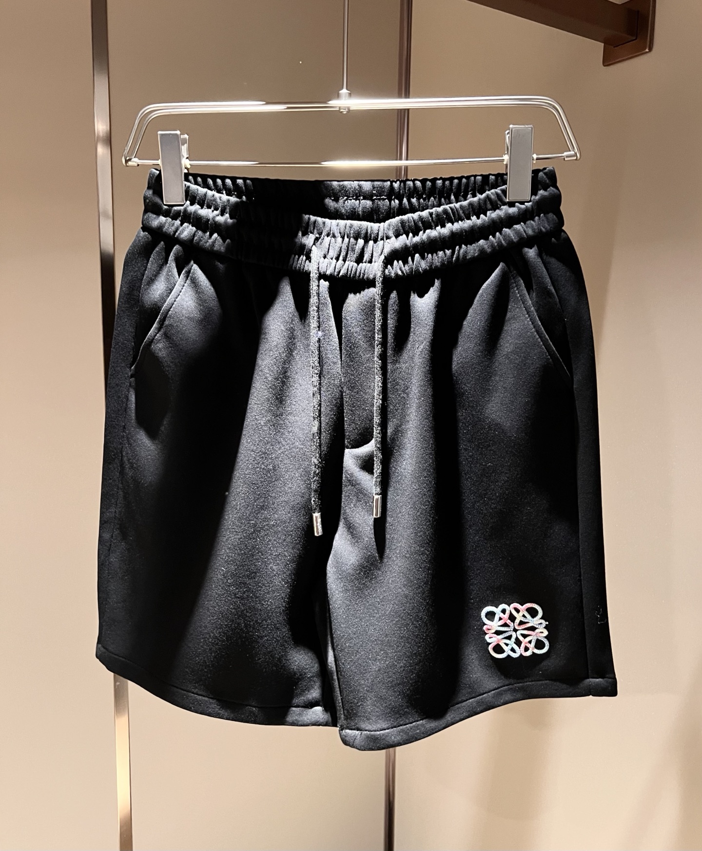 NO:501506,LOE*WE Luo*We 2025 spring and summer new style of men and women's same casual shorts, original Italian order channel, very personalized and high-end style, logo embroidery craft design!  Created with loose and wide style, couples' pure cotton casual shorts!  !  Customized original gram cotton fabric!  The latest fashion trends and popular products are here, and it is another simple and high-end fashion item. It is a fashion product with very high-end outfit charm. It is a must-have item for fashion trends!  Original Italian manufacturer channels, special-level orders, and released at the same time as Hong Kong, Macao and Taiwan buyers. This model is also the latest popular product of Luo Yiweijia this year and the most classic product. Its specifications and grades are beyond doubt!  !  Simple and high-end style items, it goes without saying that this style naturally has a fresh and natural feeling, demonstrating the charm and high-end feeling of the brand. The texture of this style is very in place, and the heavy and brilliant skin-friendly level that can be seen with your hands is even better, and it is a complete enjoyment of wearing!  !  Size: M-3XL, loewe, loewe, shorts, alexander wang19860909LOE*WE罗*威 2025春夏新款男女同款休闲短裤,意大利原厂订单渠道,极具个性高级风,标志logo刺绣工艺设计！宽松阔版型打造,情侣款纯棉休闲短裤！！定制原版克纯棉面料！最新时尚潮流人气产物驾到,又是一款简约高级的时尚单品,穿搭魅力十分高级不俗的时尚产物 ,时尚潮流必备单品！意大利原厂渠道,特供级别订单,同步港澳台买手店发布,此款也是罗意威家今年的最新人气产物,也是最经典的产物,其规格跟档次更是毋庸置疑！！ 简约高级的款式单品,言而喻此款自然具备那种清新自然的感觉,彰显品牌魅力与高级感,此款的质感十分的到位,用手可以感知的重磅跟出彩亲肤程度更是上佳,十足的穿着享受！！尺码:M-3XL,,loewe,loewe,shorts,alexander wang,Men's clothing