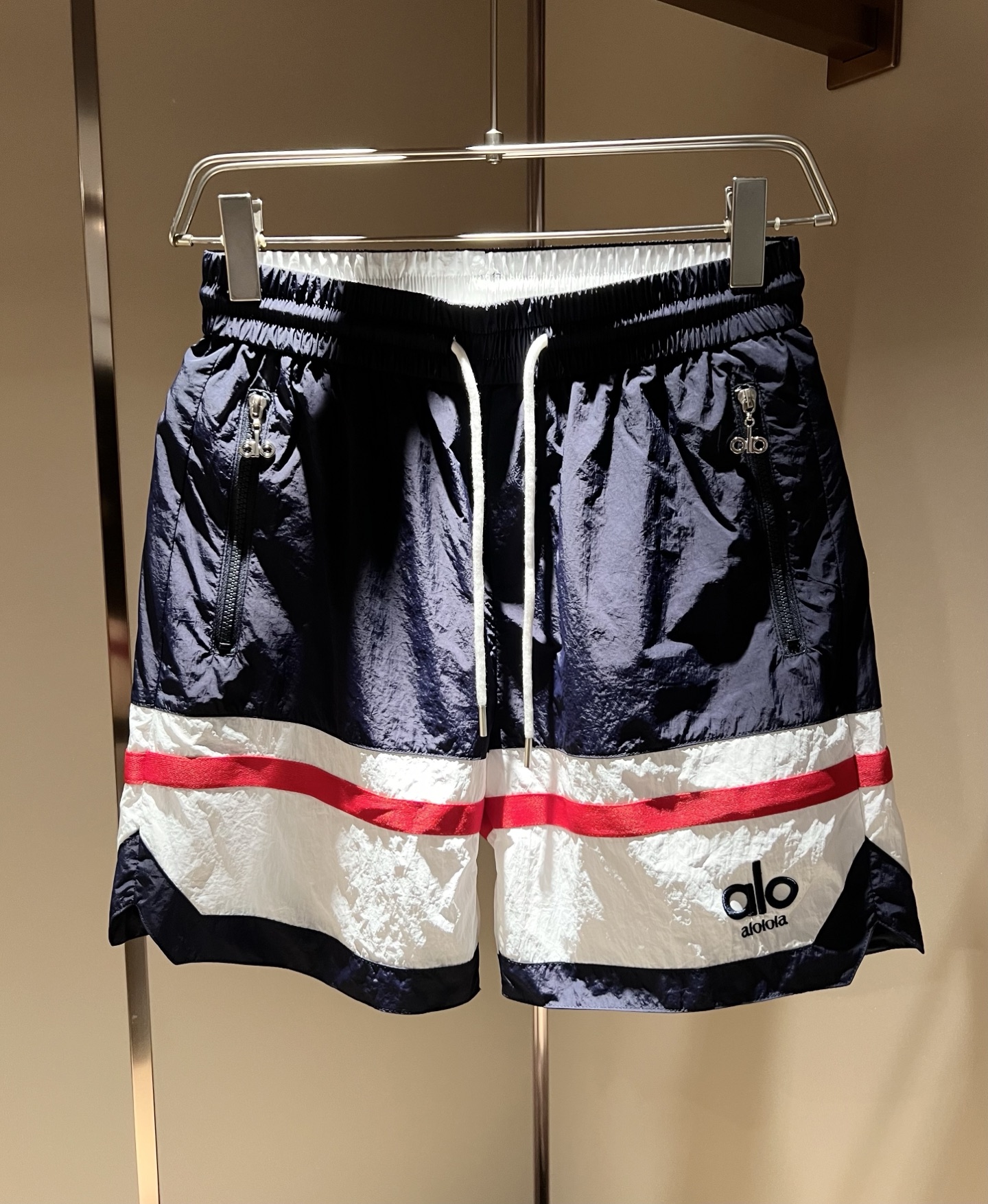 NO:502579,Alo 2025 spring and summer new men's casual shorts, a high-end quality choice... A versatile trousers that combine casual pants are also an indispensable matching tool in men's wardrobe. It is a classic style with practical wear!  The design style of the whole casual pants is simple and fashionable, which is very consistent with the low-luxury style setting, has excellent skin-friendly value, is easy to wear, and is full of detail!  Classic logo embroidery pattern design!  This trousers are made of high-quality polyester fiber fabric. The fabric is comfortable, soft and delicate, and has a good vertical feeling. It looks very textured and has a high-end charm. The first-class and exquisite style cutting, the line is delicate, smooth and neat, and the casual and casual pants look good no matter how you match it. If you like it, buy it now. Good products are not waiting for anyone!  Size M-3XL, shorts, alexander wang19860909Alo 2025春夏新款男士休闲短裤,高端品质之选……一款休闲裤兼备的百搭裤装,也是男士衣橱里不可缺少的搭配神器,属于实穿型的经典款式！整条休闲裤的设计风格简洁时尚,非常符合低奢的风格设定,亲肤值优越,穿着方便,细节感十足！经典标识logo刺绣图案设计！此款裤装采用优质聚酯纤维面料打造而成,面料舒服,手感柔软细腻,有着很好的垂直感,看上去非常有质感,细品高级韵味十足.一流精湛的版型裁剪,走线细致平顺工整,休闲随意怎么搭配都好看的裤装,喜欢的赶紧入手吧,好货可不等人！尺码M-3XL,,shorts,alexander wang,Men's clothing