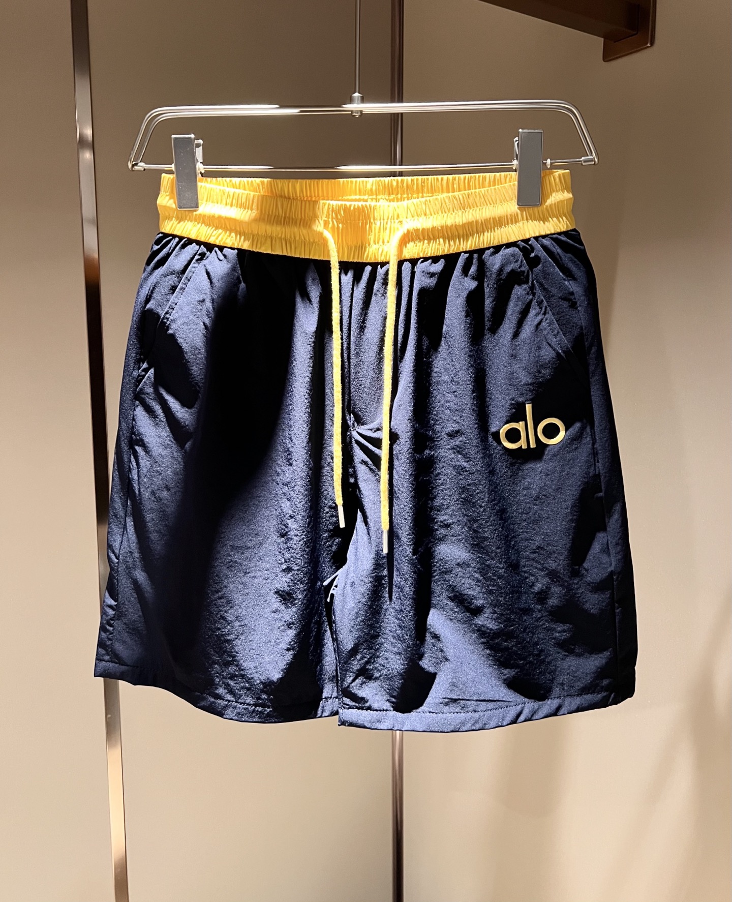 NO:501496,Alo 2025 spring and summer new men's casual shorts, a high-end quality choice... A versatile trousers that combine casual pants are also an indispensable matching tool in men's wardrobe. It is a classic style with practical wear!  The design style of the whole casual pants is simple and fashionable, which is very consistent with the low-luxury style setting, has excellent skin-friendly value, is easy to wear, and is full of detail!  Classic logo embroidery pattern design!  This trousers are made of high-quality polyester fiber fabric. The fabric is comfortable, soft and delicate, and has a good vertical feeling. It looks very textured and has a high-end charm. The first-class and exquisite style cutting, the line is delicate, smooth and neat, and the casual and casual pants look good no matter how you match it. If you like it, buy it now. Good products are not waiting for anyone!  Size M-3XL, shorts, alexander wang19860909Alo 2025春夏新款男士休闲短裤,高端品质之选……一款休闲裤兼备的百搭裤装,也是男士衣橱里不可缺少的搭配神器,属于实穿型的经典款式！整条休闲裤的设计风格简洁时尚,非常符合低奢的风格设定,亲肤值优越,穿着方便,细节感十足！经典标识logo刺绣图案设计！此款裤装采用优质聚酯纤维面料打造而成,面料舒服,手感柔软细腻,有着很好的垂直感,看上去非常有质感,细品高级韵味十足.一流精湛的版型裁剪,走线细致平顺工整,休闲随意怎么搭配都好看的裤装,喜欢的赶紧入手吧,好货可不等人！尺码M-3XL,,shorts,alexander wang,Men's clothing