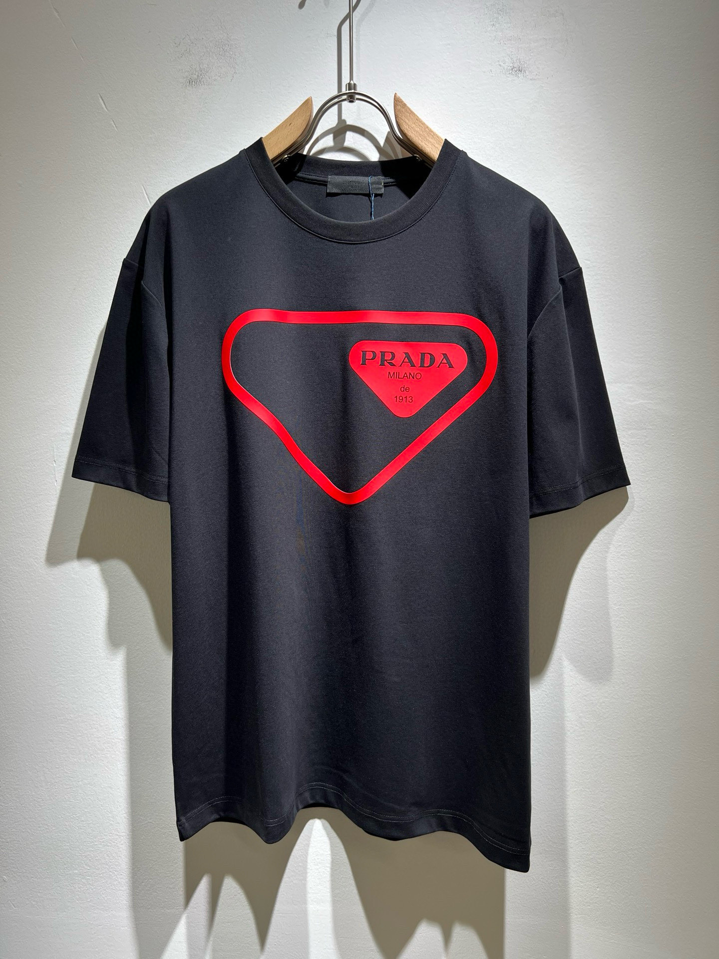 NO:501522,PRAD*A Pu*da 2025 spring and summer new short-sleeved T-shirt for men and women, the latest model is exclusively available on the entire network!  !  ~ It is classic and fashionable and versatile, who doesn’t like it? It will show the classic again. It is very pleasing to the eye and comes with a low luxury halo and recognition!  Pr*da's traditional brand concept and modern advanced technology are perfectly combined. Coupled with the extremely modern and simple design, P's exclusive logo pattern glue pressing design!  Customized 100% imported pure cotton fabric!  The texture of this model is quite touching, the specifications and grades are known with tentacles. The degree of delicateness and breathability are top-notch!  Size M-3XL, prada, T-shirt,tees, t-shirt,alexander wang19860909PRAD*A普*达2025春夏新款男女同款短袖T恤,最新款全网独家首上！！~既经典有时尚百搭,谁不爱啊,将经典再次展现,非常的耐看,自带低奢光环与辨识度！Pr*da传统的品牌理念和现代化的先进技术进行了完美结合.加上极其现代摩登风范的简约设计,p家专属logo图案压胶设计！定制百分百进口纯棉面料！此款的质感相当感人 触手便知规格档次 细腻程度与透气效果堪称顶级！尺码M-3XL,,prada,T-shirt,tees，t-shirt,alexander wang,Men's clothing