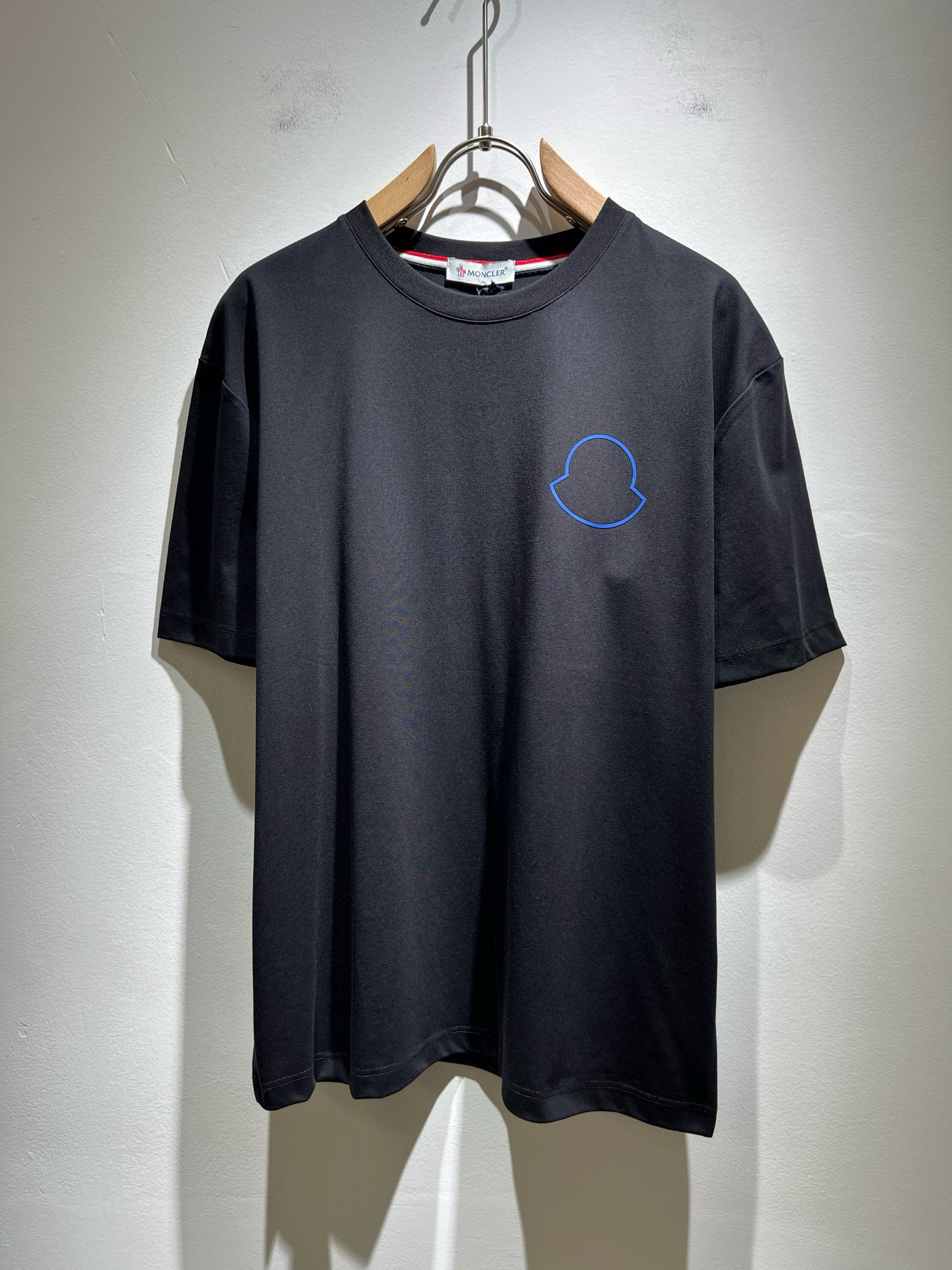 NO:501549,Moncler Mengjia 2025 Spring and Summer Latest Men and Women's Same Trade Order Short-sleeved T-shirt, Full Quality!  !  Internet celebrity style!  Use logo pattern to press glue design!  The upper body is comfortable and breathable, not stiff, and the overall three-dimensional feeling is rich. Quality export orders, customized exclusive pure cotton fabric tailoring to meet the simple needs of commuters for dressing. The upper body is very effective, slim and not picky about the figure. The fabric workmanship... Improper, only good craftsmanship can make you feel good and tasteful. A must-have item for everyone!  Size M-3XL, T-shirt,tees,t-shirt,alexander wang19860909Moncler蒙家 2025春夏最新男女同款贸易订单短袖T恤,全品相！！网红款！采用logo图案压胶设计！上身舒适透气,不僵硬,整体有着丰富的立体感,品质出口订单,定制专属纯棉面料剪裁,满足通勤人们对于着装的简约需求,上身效果很好,显瘦,不挑剔身材.面料做工....无可挑剔,好工艺好面料才能穿出好品味一款,人手必备单品！尺码M-3XL,,T-shirt,tees，t-shirt,alexander wang,Men's clothing