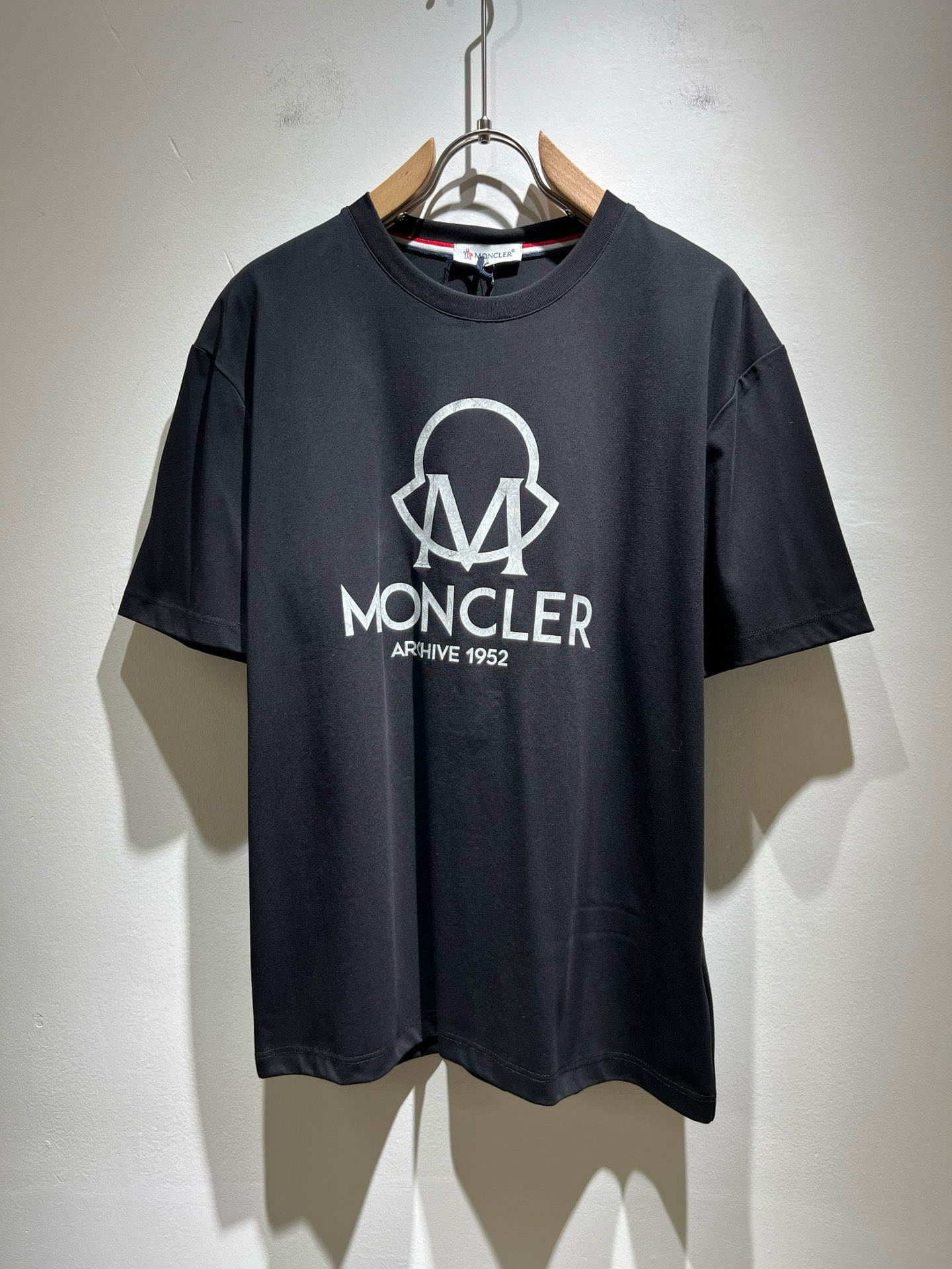 NO:502615,Moncler Mengjia 2025 Spring and Summer Latest Men and Women's Same Trade Order Short-sleeved T-shirt, Full Quality!  !  Internet celebrity style!  Use logo pattern to press glue design!  The upper body is comfortable and breathable, not stiff, and the overall three-dimensional feeling is rich. Quality export orders, customized exclusive pure cotton fabric tailoring to meet the simple needs of commuters for dressing. The upper body is very effective, slim and not picky about the figure. The fabric workmanship... Improper, only good craftsmanship can make you feel good and tasteful. A must-have item for everyone!  Size M-3XL, T-shirt,tees,t-shirt,alexander wang19860909Moncler蒙家 2025春夏最新男女同款贸易订单短袖T恤,全品相！！网红款！采用logo图案压胶设计！上身舒适透气,不僵硬,整体有着丰富的立体感,品质出口订单,定制专属纯棉面料剪裁,满足通勤人们对于着装的简约需求,上身效果很好,显瘦,不挑剔身材.面料做工....无可挑剔,好工艺好面料才能穿出好品味一款,人手必备单品！尺码M-3XL,,T-shirt,tees，t-shirt,alexander wang,Men's clothing