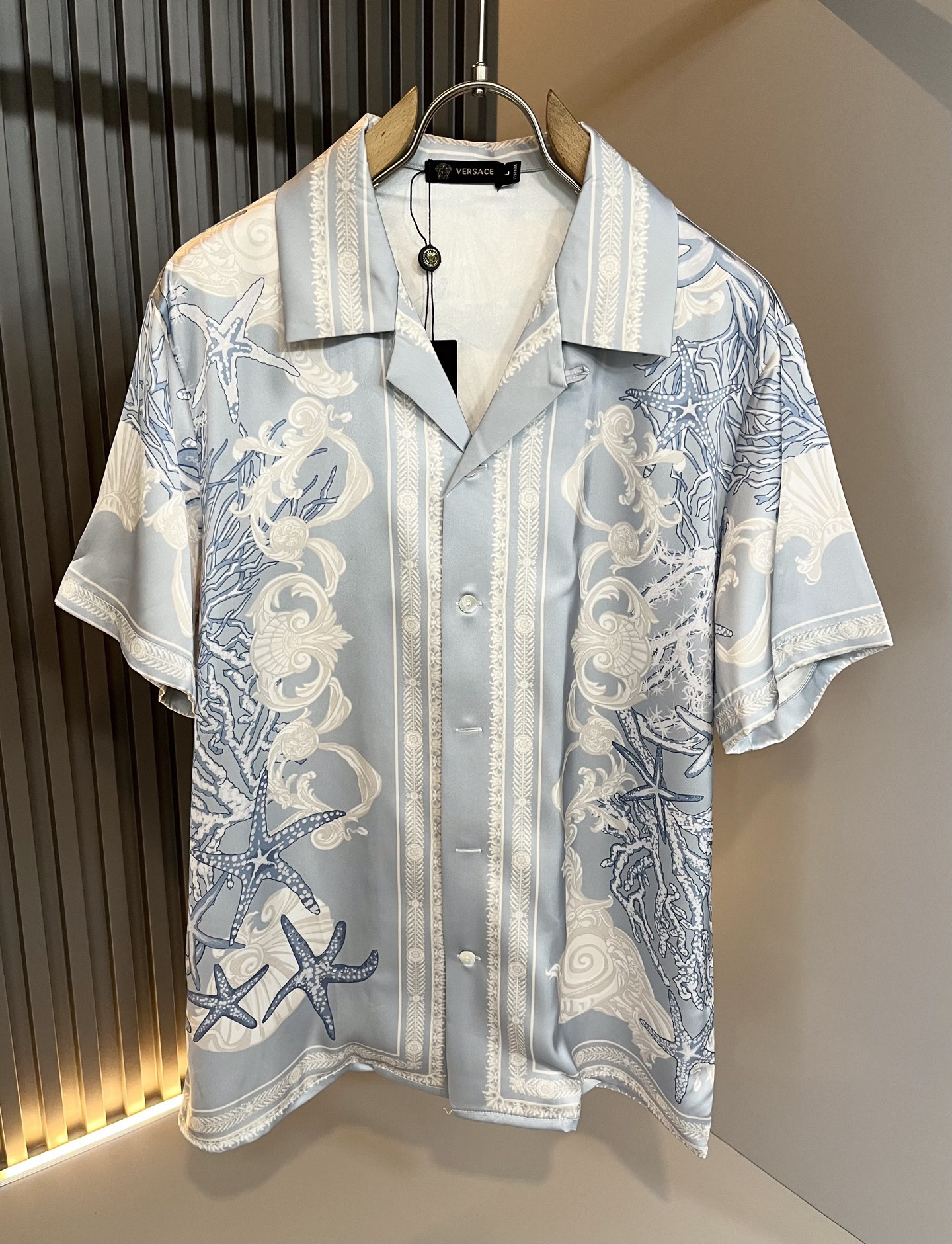 NO:502548,VERS*CE/Fan*zhe 2025 spring and summer new product original single pajama silk set VERS*CE/Fan*zhe Trading company channel product value recommendation, panoramic printed letter logo pattern decoration is extremely exquisite to highlight the gradient effect!  The heavy craftsmanship is created with a strong three-dimensional sense, and only advanced German equipment can produce it, highlighting the invincible visual luxury, with a very high craftsmanship level and a very important craftsmanship!  Customer-supplied imported silk fabrics, excellent skin-friendly, extremely perfect details, impeccable, excellent upper body effect, very eye-catching, unquestionable, excellent return rate, excellent items in the closet to improve vision, are very handsome, whether they are worn inside or alone. Size M-3XL, versace, real silk, alexander wang19860909VERS*CE/范*哲 2025春夏新品原单睡衣真丝套装VERS*CE/范*哲 贸易公司渠道 产品 值的推荐 ,全景印花字母logo图案装饰极为精致凸显渐变效果！重磅工艺打造,立体感极强,唯有德国先进设备方能制作,凸显了视觉无敌的震撼奢华,工艺水准极高,非常重工匠心！客供进口真丝面料,亲肤性绝佳,细节极致完美,无可挑剔,上身效果非常出色,非常招眼吸睛,回头率毋庸置疑,衣橱里改良视觉的绝佳单品,无论内搭还是单穿都爆帅十足.尺码M-3XL,,versace,real silk,alexander wang,Men's clothing