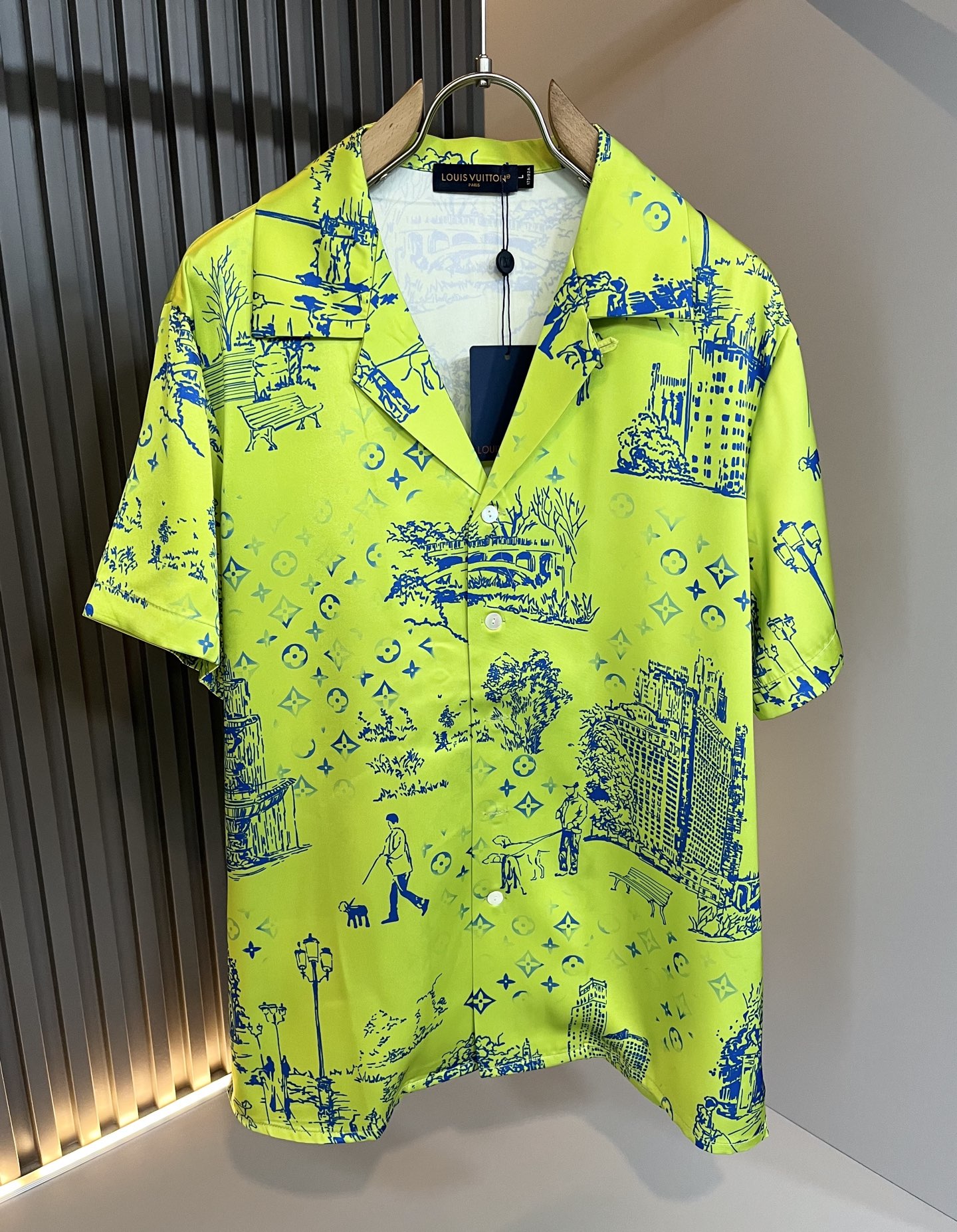 NO:504401,Louis Vuit*on Louis Family New Monogram Series 2025 Spring and Summer!  Light luxury casual suit, pajamas set for the same style for men and women!  The new high-end Louis family has always been so flawless, and creative designs are emerging one after another. If you don’t buy a few Louis items this spring and summer, you can’t be considered a fashion expert. Monogram logo design for clothes!  Custom silk fabric!  The iconic elements of Louis are really something that everyone loves. They are super soft and resilient, from world-class trade-level OEM channels, with extremely rare quantity and no help after selling out. Monogram three-dimensional logo presents an extraordinary texture, clean and neat. This is the Louis family's unique skill and the latest craftsmanship this quarter. The degree of meticulousness has reached the top, and the loose cut style design is unique. It is a fusion of luxury and fashion!  Size M-3XL, louis vuitton,louis vuitton,alexander wang19860909Louis Vuit*on 路易家族 2025春夏新款Monogram系列！轻奢休闲套装,男女同款睡衣套装！路易家族的新高端,细节品质永远的那么完美无瑕,创意设计层出不穷.今年春夏季节没有入手几件路易你算不上时尚达人.衣身Monogram 标识logo图案设计！定制丝绸面料！诠释路易的标志性元素,实属人见人爱的东西.超级柔软且具有韧性,来自世界级贸易级别的代工厂渠道,数量极其稀少售完无补.Monogram立体Logo呈现不一般的质感,干净俐落.这是路易家族的看家绝活也是本季度的最新工艺.细致化程度已经达到顶端了,宽松剪裁的版型设计堪称一绝.属于奢华与时尚的融合！尺码M-3XL,,louis vuitton,louis vuitton,alexander wang,Men's clothing