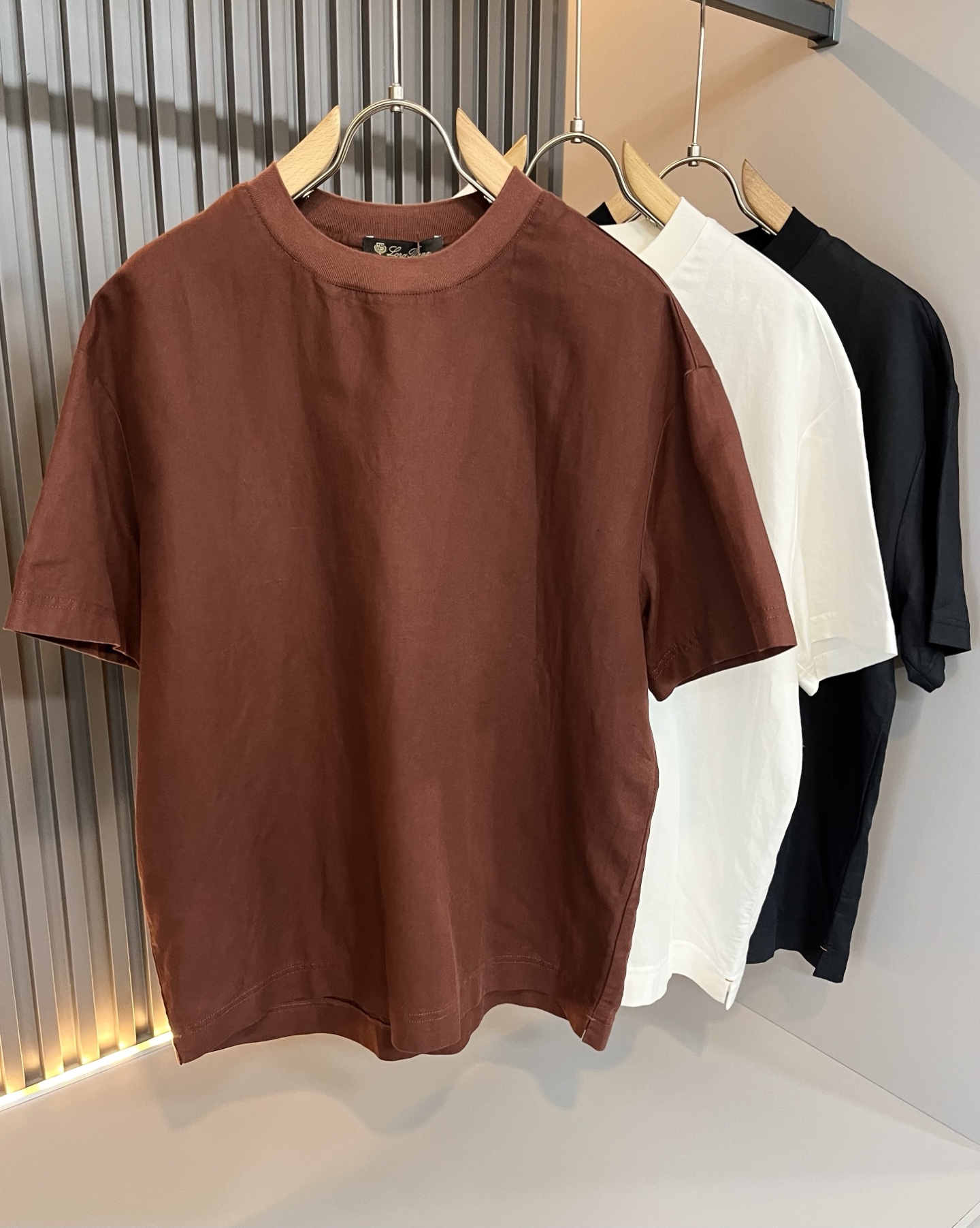 NO:504406,Loro Piana Nuoyou Pianya The latest trade order short-sleeved T-shirt for men in spring and summer 2025, full quality!  !  The upper body is comfortable and breathable, not stiff, and the overall three-dimensional feeling is rich. Quality export orders, customized exclusive linen fabric tailoring to meet the simple needs of commuters for dressing. The upper body is very effective, slim and not picky about the figure. The fabric workmanship... Improper, good craftsmanship can make you look good and tasteful, a must-have item for everyone!  Size M-3XL, loro piana, T-shirt,tees, t-shirt,alexander wang19860909Loro Piana诺悠翩雅 2025春夏男士最新的贸易订单短袖T恤,全品相！！上身舒适透气,不僵硬,整体有着丰富的立体感,品质出口订单,定制专属亚麻面料剪裁,满足通勤人们对于着装的简约需求,上身效果很好,显瘦,不挑剔身材.面料做工....无可挑剔,好工艺好面料才能穿出好品味一款,人手必备单品！尺码M-3XL,,loro piana,T-shirt,tees，t-shirt,alexander wang,Men's clothing