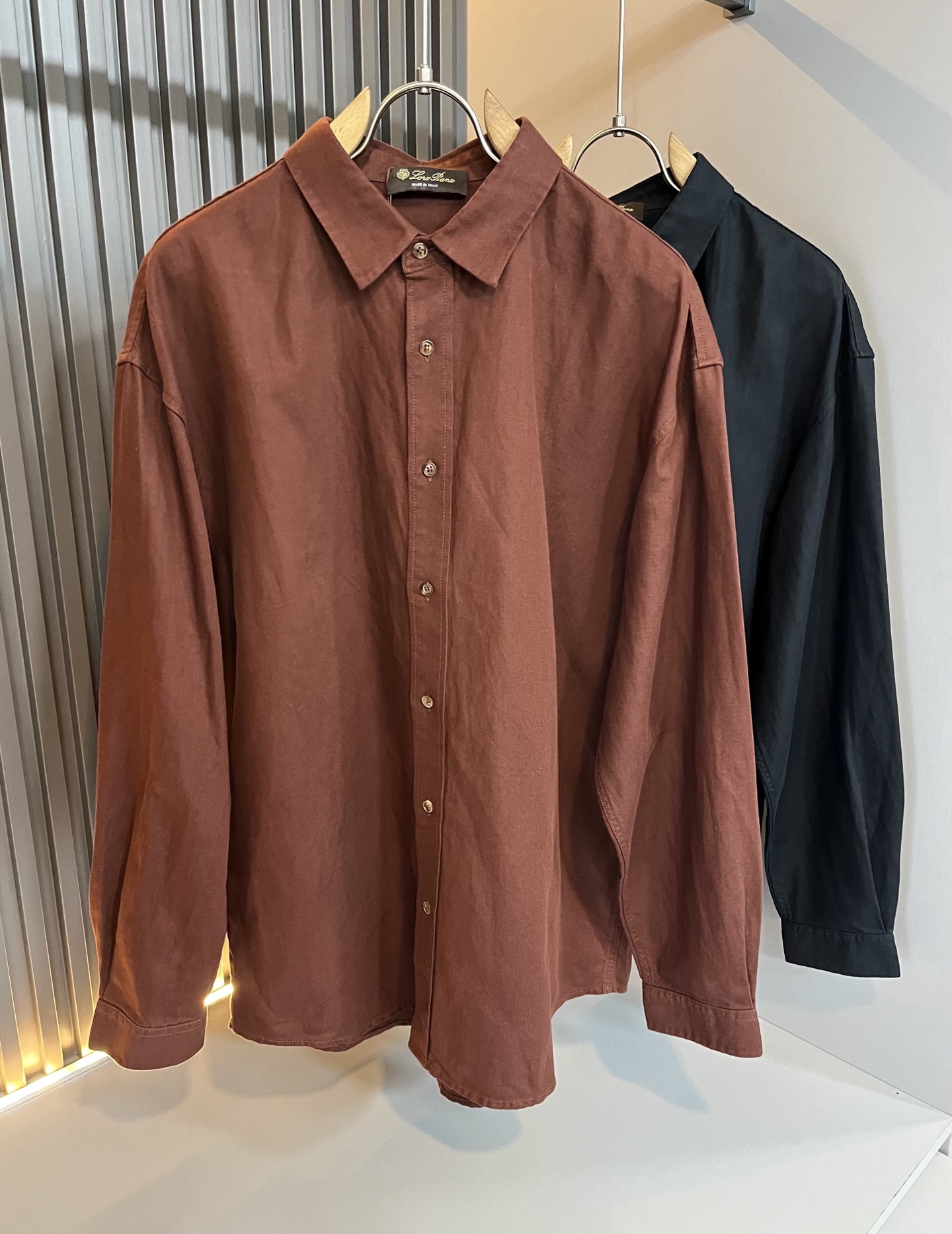 NO:502543,Loro Piana Nouyou Pianya 2025 spring and summer men's shirt, the latest trade orders and all the quality!  !  Internet celebrity style!  The upper body is comfortable and breathable, not stiff, and the overall three-dimensional feeling is rich. Quality export orders, customized exclusive cotton and linen fabric tailoring to meet the simple needs of commuters for dress. The upper body is very effective, it looks slim and not picky about the figure. The fabric workmanship... Improper, only good craftsmanship can make you feel good and tasteful, a must-have item for everyone!  Size M-3XL, loro piana, alexander wang19860909Loro Piana诺悠翩雅 2025春夏男士衬衣,最新的贸易订单全品相！！网红款！上身舒适透气,不僵硬,整体有着丰富的立体感,品质出口订单,定制专属棉麻面料剪裁,满足通勤人们对于着装的简约需求,上身效果很好,显瘦,不挑剔身材.面料做工....无可挑剔,好工艺好面料才能穿出好品味一款,人手必备单品！尺码M-3XL,,loro piana,alexander wang,Men's clothing