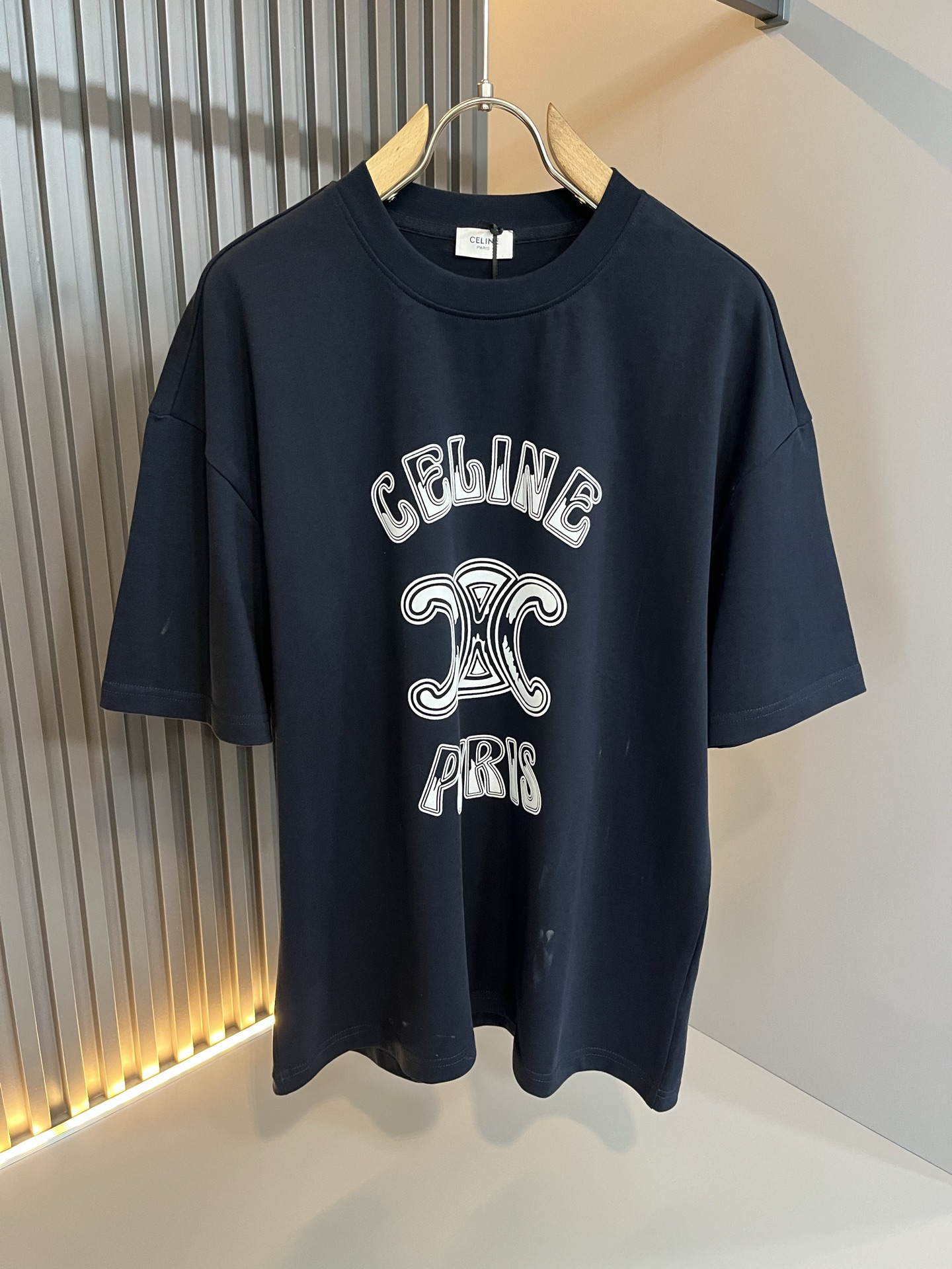 NO:502553,CELIN*Serine 2025 spring and summer new fashionable casual round neck set, classic short-sleeved T-shirt for couples in the same style!  Trading companies have sparse channels and are released on the official website at the same time!  25-year-old fashion new styles are recommended. CE, which is increasingly bursting into new young forces, is indeed exciting to keep the classics while constantly integrating younger elements!  This short Tee, which is newly released in early spring, has a classic logo printing technology design that never goes out of date in front and back!  The contrasting collar design with simple and high-end colors is enough to highlight a brand new theme, and the style setting that takes into account both retro and fashionable can cope with all kinds of temperament styles!  The logo has clear three-dimensional details, highlighting the perfect quality and texture!  Customer-supplied custom-woven cotton fabrics, and they are super white in color. Everyone should hurry up and take them away!  Size M-2XL, celine, T-shirt,tees, t-shirt,alexander wang19860909CELIN*瑟琳 2025春夏新款时尚休闲圆领套装,经典男女同款情侣短袖T恤衫！贸易公司渠道稀出,同步官网发售！25年早春时尚新款推荐,越来越向年轻新势力迸发的CE,除了保留经典的同时,不断融入年轻化元素,确实令人期待！这款早春最新发售的短Tee,前后永不过时的经典Logo印花工艺设计！搭色简约而又不失高级感的撞色领口设计,足以凸显出全新的主题,复古与时髦兼顾的风格设定,可以应对各种气质范儿穿搭！logo清晰立体的细节,凸显完美的品相与质感！客供定织全棉面料,并且超级显白配色,各位抓紧时间带走吧！尺码M-2XL,,celine,T-shirt,tees，t-shirt,alexander wang,Men's clothing