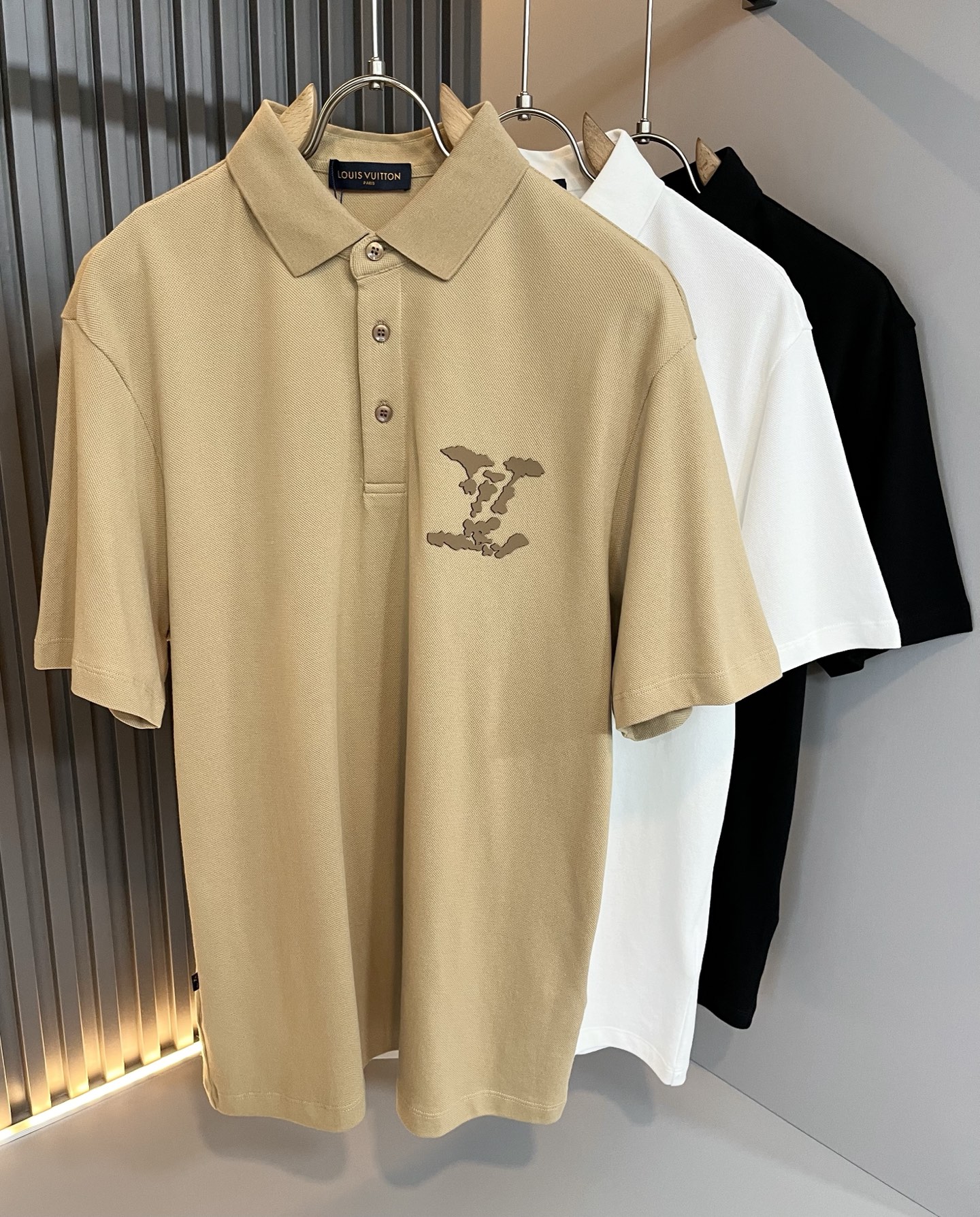 NO:504383,LouisVuitt*Louis*Deng 2025 spring and summer new product latest craftsmanship short-sleeved Polo shirt, front and rear logo pattern glue-pressing design!  Representing the brand image, simple and comfortable styles, high-end customized bead floor cotton fabric, solid color series is a favorite style, and simple styles are more diverse when worn. The seemingly simple styles are actually more time-consuming to cut fashion styles in fabrics and craftsmanship production, simple plain color small pointed collar men's short-sleeved polo, shirts that every man should buy!  Size M-3XL, louis vuitton,louis vuitton,shirts,T-shirt,alexander wang19860909LouisVuitt*路易*登 2025春夏新品最新工艺短袖Polo衫,前后logo图案压胶设计！代表品牌形象 简洁舒适的款式,高端定制珠地棉面料 纯色系列更是大家非常喜爱款,简约的款式穿搭起来更加的多样化.看似简单的款式,其实在面料以及工艺制作上更费时裁剪时尚版型,简约式素色小尖领男士短袖polo、每一个男士都应该入手的衬衫！尺码M-3XL,,louis vuitton,louis vuitton,shirts,T-shirt,alexander wang,Men's clothing