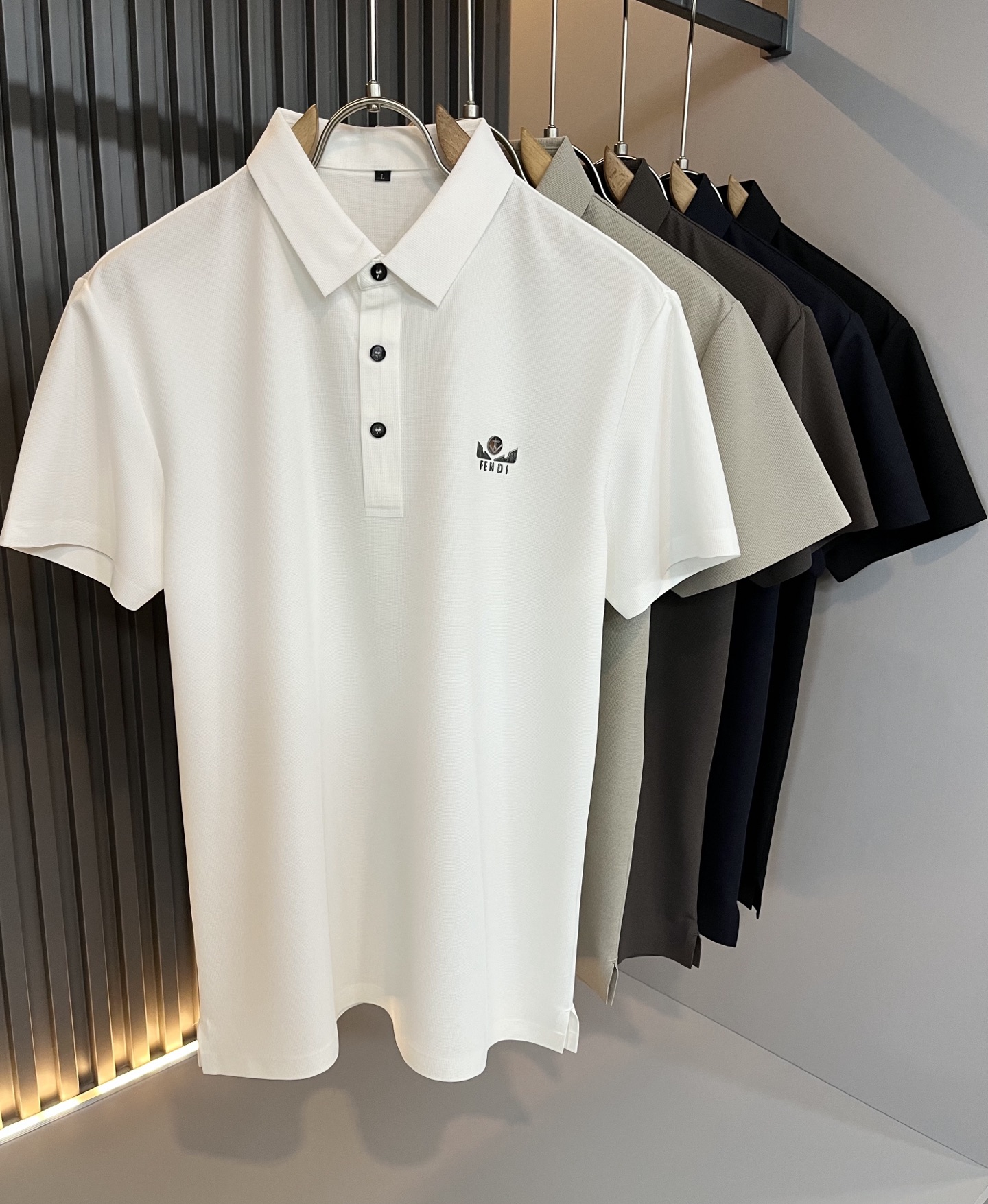 NO:502587,FEN Fen*Die 2025 spring and summer new short-sleeved Polo shirt!  The clean version is versatile and does not limit age, and the chest logo logo pattern glue pressing technology design!  Whether you are light-produced or like a trendy style, you must have a must-have item for boys' wardrobe, whether you wear a jacket or wear it alone in summer. The mesh bead flooring is more delicate, breathable and sweat-absorbing, the upper body is stylish and has a great feeling of fit. The clothes are upright and stylish, and the low-end slags will fall if you don't wash the collar. Size M-4XL, fendi, jackets & coats, jackets & coats, T-shirt, alexander wang19860909FEN 芬*迪2025春夏新款短袖Polo衫！净版百搭不限制年龄,胸前标志logo图案压胶工艺设计！无论你是轻熟还是喜欢潮风搭配妥妥的,男生衣橱必备单品款,无论内搭夹克外套,还是夏季单独穿都可以,网状珠地棉更细腻透气吸汗,上身有型并且贴服感受非常棒,衣服挺拔有型区别低端渣货,不会洗洗领子就塌了. 尺码M-4XL,,fendi,jackets & coats,jackets & coats,T-shirt,alexander wang,Men's clothing