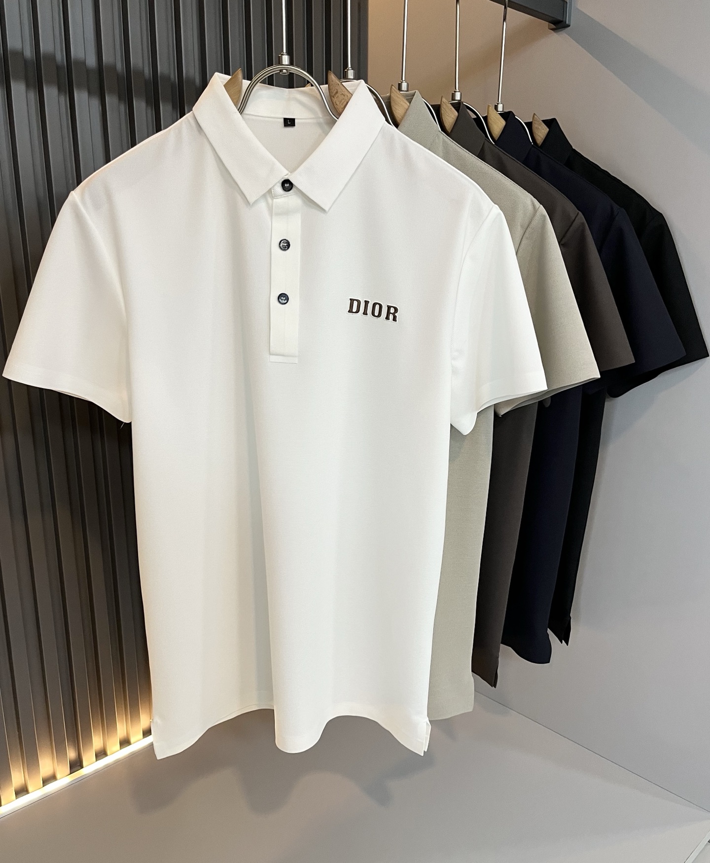NO:504374,Di*r Dijia New Men's Polo Shirt in 2025 Spring and Summer, simple solid color and fashionable styles, many design celebrities have an inseparable sentiment for solid colors. This is a tribute to tradition and a nostalgia for mood~ In fact, most of the nostalgia of the design also determines the tone of the work. The work I want to talk about today is a new work brought by Dio*~~ It can be said to be a business-friendly and casual style work. The simple and iconic logo pressing design on the shoulders!  The exquisite workmanship is worth savoring, and it can be said to be an extremely accurate and simple style tone. A simple and casual tone is already very accurate. Imported bead floor cotton fabric has a soft and comfortable texture. The classic POLO shirt lapel design is impeccable. It is not monotonous and also more high-end. What originally exudes a fashionable temperament, coupled with its soft and comfortable fabric, the dressing experience of the whole work has gone to a higher level~ The control of style and the stone hammer of the tone is very accurate!  !  The first choice for shopping is OK~~Exclusive to the entire network, size M-4XL, dior, dior, alexander wang19860909Di*r迪家 2025春夏新款男士Polo衫,简约纯色时尚款不乏有许多设计大咖们都对于纯色都有着难以割舍的情怀.这是一种对于传统的致敬,也是一种对于情调的怀旧~其实,设计的怀旧感很大部分也决定了作品的基调.今天要说的这件作品,就是由Dio*带来的新作~~可以说是一件可商务可休闲的风格作品.肩膀简单标志性logo压胶设计！精致的做工值得细品,可以说是一次极为准确的简洁风定调.一种简洁&休闲的基调已经十分准确了.进口珠地棉面料,质地柔软舒适.经典POLO衫翻领设计,做工无可挑剔.不单调的同时更显高端.本来散发的就是一种时尚的气质,再加上其柔软舒适的面料,整件作品的穿搭体验,更上一层楼~对于风格的把控以及基调的石锤,更是非常只准确！！剁手首选好吧~~全网独家,尺码M-4XL,,dior,dior,alexander wang,Men's clothing