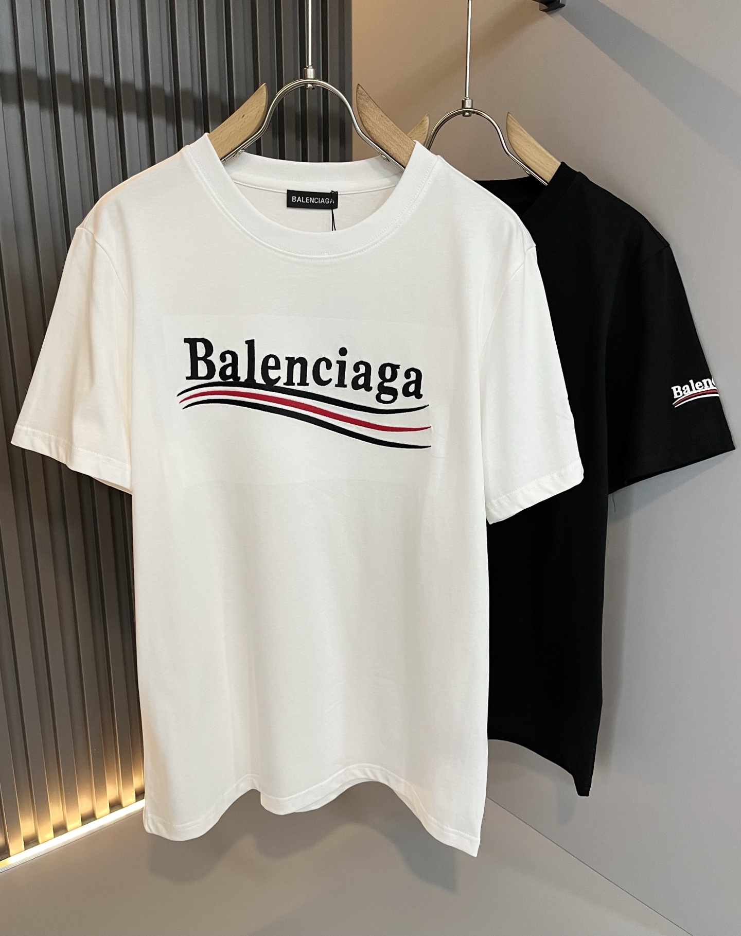 NO:502582,BALENCIA* Paris* Home 2025 Spring and Summer New Men and Women Couples Casual Loose Cotton Round Neck Short Sleeve T-shirt!  Trading companies have sparse channels and are released on the official website at the same time!  The latest series of spring and summer 2025, classic fashion design elements, injecting full vitality into the new series. This T-shirt is carefully selected for imported cotton fabrics. The fabric feels skin-friendly and soft and delicate, and the body logo embroidery design!  It has an extremely comfortable and breathable wearing experience. The whole item is very eye-catching and fashionable, and is deeply loved by young people today!  The loose round neck cut is a neutral style regardless of age and gender, suitable for matching all the styles and looks you need in your daily life!  It is recommended to wear couple outfits to go out on the street to make it more pleasing to the eye!  Size S-2XL, balenciaga, T-shirt,tees, t-shirt,alexander wang19860909BALENCIA*巴黎*家 2025春夏新款男女同情侣款休闲宽松棉质圆领短袖T恤衫！贸易公司渠道稀出,同步官网发售 ！ 2025春夏最新系列,经典时尚设计元素,为全新系列注入满满活力,这款T恤衫用心甄选客供进口棉面料制成,面料手感亲肤柔软细腻,衣身logo刺绣设计！拥有着无比舒适透气性的穿着体验,整件单品极具吸睛度与时尚感,深受当下年轻人的喜爱！基础宽松的圆领版型裁剪,不分年龄与性别的中性款式,适合搭配你日常所需的所有风格与造型！建议搭配情侣装出街会更为养眼出色！尺码S-2XL,,balenciaga,T-shirt,tees，t-shirt,alexander wang,Men's clothing