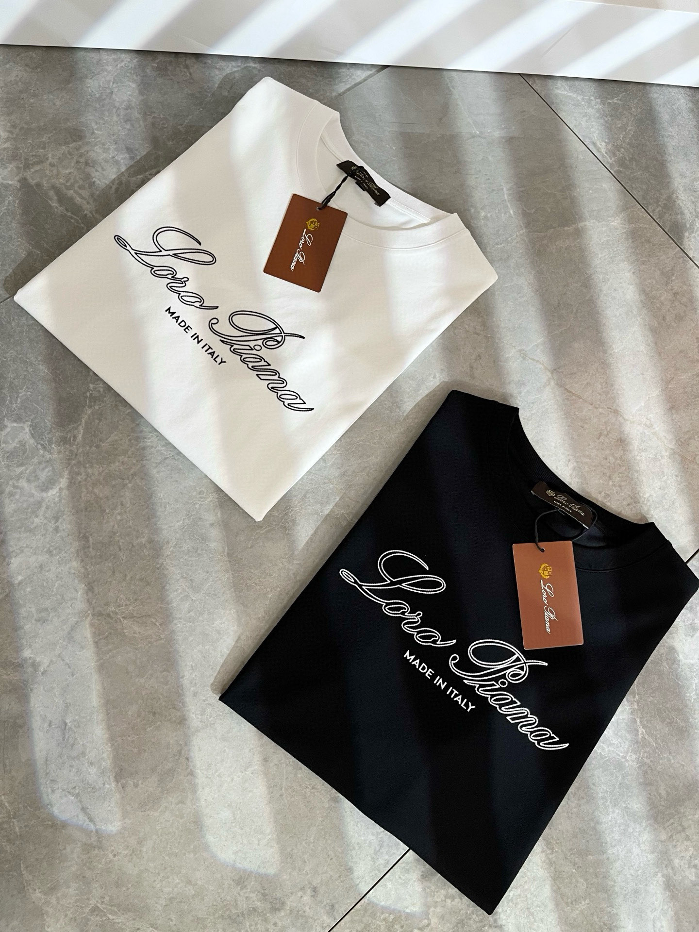 NO:504783,Loro Piana Nuoyou Pianya The latest trade order short-sleeved T-shirt for men in spring and summer, full quality!  !  Internet celebrity style!  Use logo pattern to press glue design!  The upper body is comfortable and breathable, not stiff, and the overall three-dimensional feeling is rich, with quality export orders, customized exclusive fabric tailoring to meet the simple needs of commuters for dressing. The upper body is very effective, it looks slim and not picky about the figure. The fabric workmanship... Improper, good craftsmanship can make you look good and tasteful, a must-have item for everyone!  Size M-3XL, loro piana, T-shirt,tees, t-shirt,alexander wang19860909Loro Piana诺悠翩雅 春夏男士最新的贸易订单短袖T恤,全品相！！网红款！采用logo图案压胶设计！上身舒适透气,不僵硬,整体有着丰富的立体感,品质出口订单,定制专属面料剪裁,满足通勤人们对于着装的简约需求,上身效果很好,显瘦,不挑剔身材.面料做工....无可挑剔,好工艺好面料才能穿出好品味一款,人手必备单品！尺码M-3XL,,loro piana,T-shirt,tees，t-shirt,alexander wang,Men's clothing