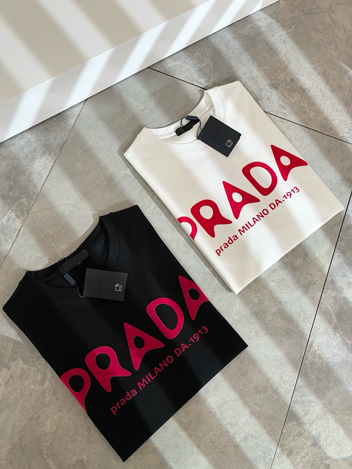 NO:511779,PRAD*A Pu*da spring and summer new short-sleeved T-shirt for men and women, the latest model is exclusively available on the entire network!  !  ~ It is classic and fashionable and versatile, who doesn’t like it? It will show the classic again. It is very pleasing to the eye and comes with a low luxury halo and recognition!  Pr*da's traditional brand concept and modern advanced technology are perfectly combined. Coupled with the extremely modern and simple design, the p-fabricated logo pattern design is exclusive to the p-fabricated logo!  Customized 100% imported pure cotton fabric!  The texture of this model is quite touching, the specifications and grades are known with tentacles. The degree of delicateness and breathability are top-notch!  Size M-3XL, prada, T-shirt,tees, t-shirt,alexander wang19860909PRAD*A普*达春夏新款男女同款短袖T恤,最新款全网独家首上！！~既经典有时尚百搭,谁不爱啊,将经典再次展现,非常的耐看,自带低奢光环与辨识度！Pr*da传统的品牌理念和现代化的先进技术进行了完美结合.加上极其现代摩登风范的简约设计,p家专属logo图案压绒设计！定制百分百进口纯棉面料！此款的质感相当感人 触手便知规格档次 细腻程度与透气效果堪称顶级！尺码M-3XL,,prada,T-shirt,tees，t-shirt,alexander wang,Men's clothing