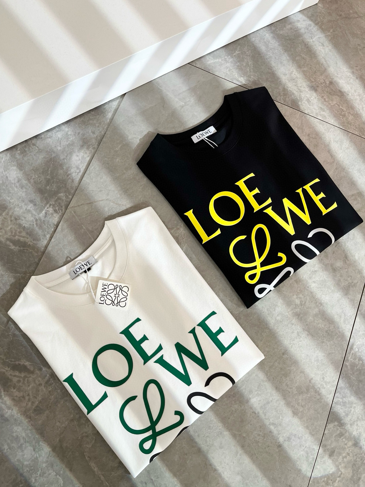 NO:511762,LOE*WE Luo*We Spring and summer new short-sleeved T-shirt for men and women, original Italian order channel, very personalized and high-end style, logo pattern offset printing technology design!  Couple pure cotton short-sleeved T-shirt!  !  The latest fashion trends and popular products are here, and it is another simple and high-end fashion item. It is a fashion product with very high-end outfit charm. It is a must-have item for fashion trends!  Original Italian manufacturer channels, special-level orders, and released at the same time as Hong Kong, Macao and Taiwan buyers. This model is also the latest popular product of Luo Yiweijia this year and the most classic product. Its specifications and grades are beyond doubt!  !  The choice is very diverse, and it can be said that this model naturally has a fresh and natural feeling, showing the brand charm and high-end feeling. The texture of this model is very good, and the heavy weight and brilliant skin-friendliness that can be seen with hands are even better, and it is a complete enjoyment of wearing!  !  Size: M-3XL, loewe, loewe, T-shirt,tees, t-shirt,alexander wang19860909LOE*WE罗*威 春夏新款男女同款短袖T恤,意大利原厂订单渠道,极具个性高级风,标志logo图案压胶印花工艺设计！情侣款纯棉短袖T恤！！最新时尚潮流人气产物驾到,又是一款简约高级的时尚单品,穿搭魅力十分高级不俗的时尚产物 ,时尚潮流必备单品！意大利原厂渠道,特供级别订单,同步港澳台买手店发布,此款也是罗意威家今年的最新人气产物,也是最经典的产物,其规格跟档次更是毋庸置疑！！ 选择极具多样化,言而喻此款自然具备那种清新自然的感觉,彰显品牌魅力与高级感,此款的质感十分的到位,用手可以感知的重磅跟出彩亲肤程度更是上佳,十足的穿着享受！！尺码: M-3XL,,loewe,loewe,T-shirt,tees，t-shirt,alexander wang,Men's clothing