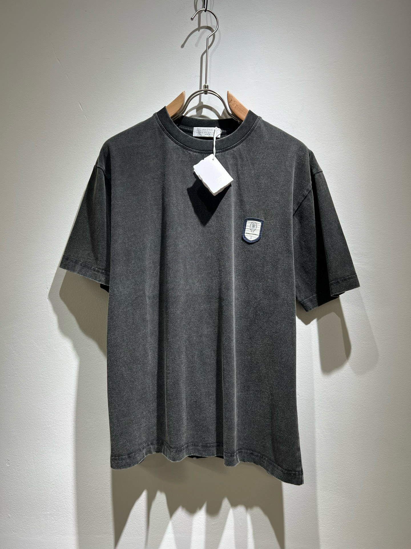 NO:502620,BC-Brunello Cucineli 2025 spring and summer new men's short-sleeved base, a fashionable and versatile item that many celebrities love to wear!  The LOGO badge on the chest is super beautiful. Friends who like classic and simple must not miss this one!  The calm and atmospheric brand style has always been favored by the upper class! It is also the best choice for fashionable items!  The upper body is so handsome, highly recommended!  !  !  In addition to its brand added value, the biggest attraction of this short sleeve is that this short sleeve has a high cost-effectiveness in terms of color and material!  Customized original exclusive fabric material design!  Environmentally friendly washing, customized fabrics, pre-shrinkage treatment to ensure a crisp style. The combed cotton fabric feels super soft and smooth and sweat-absorbing!  The wash water does not deform, the feel is comfortable and smooth, the upper body is soft and comfortable, the classic and fashionable design is simple and not complicated, and it is very pleasing to the eye!  Code number M-4XL, brunello cucinelli, T-shirt, alexander wang19860909BC-Brunello Cucineli 2025春夏新款男士短袖打底,众多明星都爱穿的时尚百搭单品！胸前LOGO徽章超级好看,喜欢经典简约的朋友,一定不能错过了这款！沉稳大气的品牌风格一直以来备受上层人士的青睐!也是时尚单品的不二之选！ 上身帅到爆了,强烈推荐！！！这件短袖最大的吸引力除了他本身的品牌附加值,更加肯定的是这款短袖无论在颜色搭配还是材质上都有很高的性价比！ 定制原版专属面料材质设计！环保水洗,定制面料,预缩处理,确保版型的挺括,精梳棉面料手感超柔顺滑又吸汗！洗水不变形,手感舒适顺滑,上身柔和舒适,经典的时尚设计,精简不繁,很是耐看！码数M-4XL,,brunello cucinelli,T-shirt,alexander wang,Men's clothing