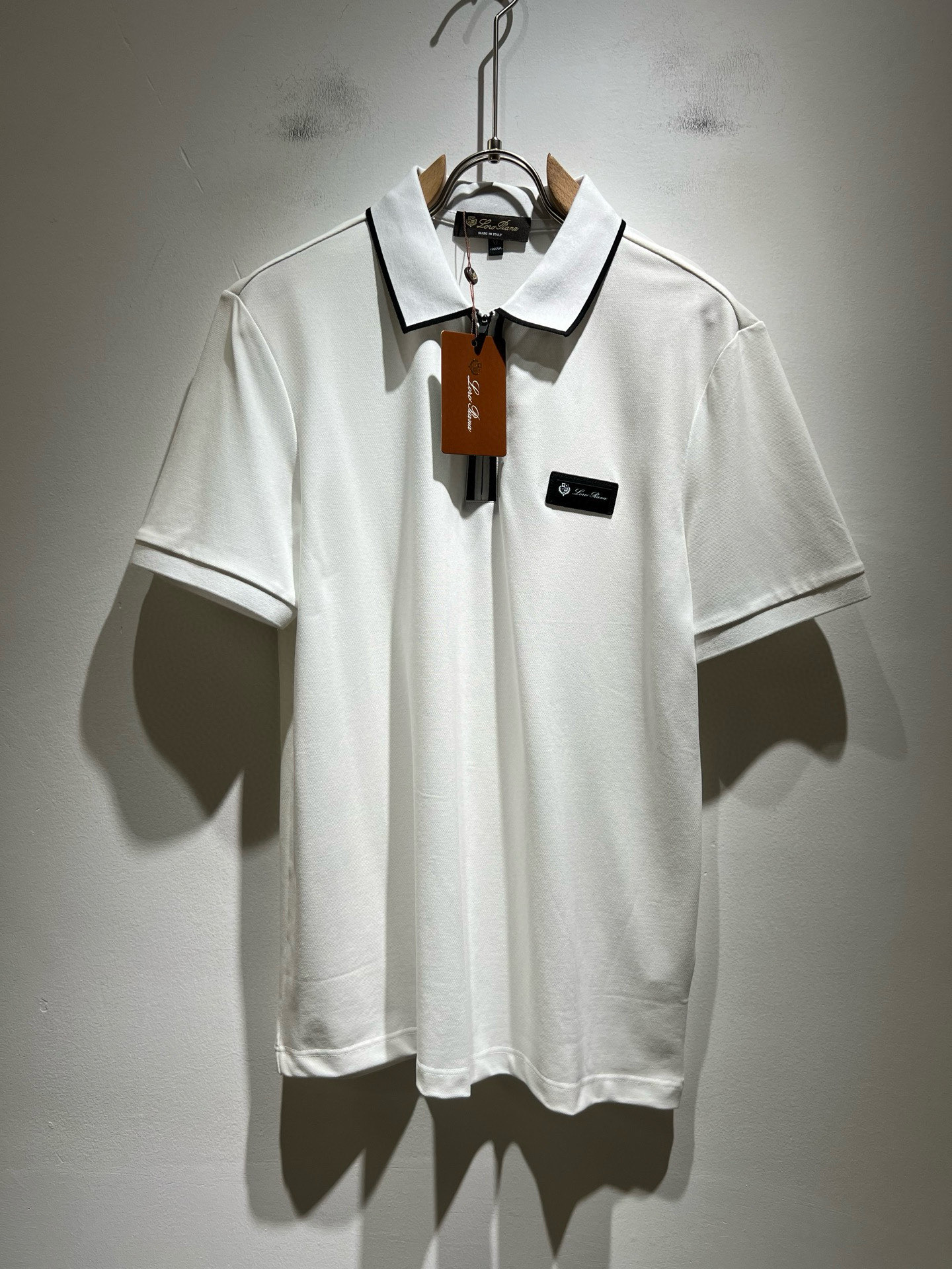 NO:502605,Loro Piana Nouyou Pianya 2025 spring and summer men's Polo shirt, the latest trade order short-sleeved T-shirt, full quality!  !  Internet celebrity style!  Designed with logo pattern leather badge!  The upper body is comfortable and breathable, not stiff, and the overall three-dimensional feeling is rich, with quality export orders, customized exclusive fabric tailoring to meet the simple needs of commuters for dressing. The upper body is very effective, it looks slim and not picky about the figure. The fabric workmanship... Improper, good craftsmanship can make you look good and tasteful, a must-have item for everyone!  Size M-4XL, loro piana, T-shirt,tees, t-shirt,alexander wang19860909Loro Piana诺悠翩雅 2025春夏男士Polo衫,最新的贸易订单短袖T恤,全品相！！网红款！采用logo图案皮革徽章设计！上身舒适透气,不僵硬,整体有着丰富的立体感,品质出口订单,定制专属面料剪裁,满足通勤人们对于着装的简约需求,上身效果很好,显瘦,不挑剔身材.面料做工....无可挑剔,好工艺好面料才能穿出好品味一款,人手必备单品！尺码M-4XL,,loro piana,T-shirt,tees，t-shirt,alexander wang,Men's clothing