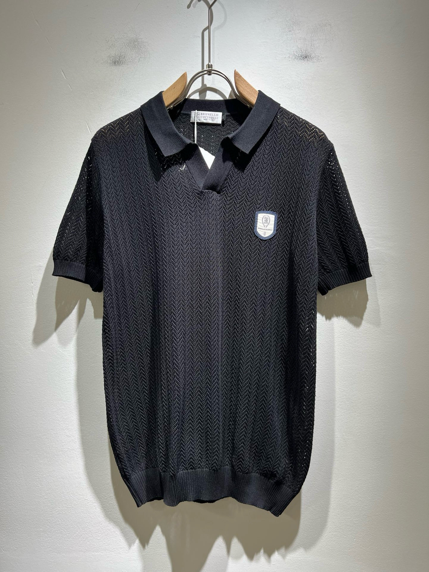 NO:502600,BC-Brunello Cucineli 2025 spring and summer new men's short-sleeved Yilit knitted Polo shirt, a fashionable and versatile item that many celebrities love to wear!  The logo on the chest is super good-looking. Friends who like classic and simple must not miss this one!  The calm and atmospheric brand style has always been favored by the upper class! It is also the best choice for fashionable items!  The upper body is so handsome, highly recommended!  !  !  In addition to its brand added value, the biggest attraction of this short sleeve is that this short sleeve has a high cost-effectiveness in terms of color and material!  Customized original exclusive Yilit knit material design!  Environmentally friendly washing, customized fabrics, pre-shrinkage treatment to ensure a crisp style. The combed cotton fabric feels super soft and smooth and sweat-absorbing!  The wash water does not deform, the feel is comfortable and smooth, the upper body is soft and comfortable, the classic fashionable lapel design is simple and not complicated, and it is very pleasing to the eye!  Code number M-4XL, brunello cucinelli, T-shirt, alexander wang19860909BC-Brunello Cucineli 2025春夏新款男士短袖伊力特针织Polo衫,众多明星都爱穿的时尚百搭单品！胸前LOGO超级好看,喜欢经典简约的朋友,一定不能错过了这款！沉稳大气的品牌风格一直以来备受上层人士的青睐!也是时尚单品的不二之选！ 上身帅到爆了,强烈推荐！！！这件短袖最大的吸引力除了他本身的品牌附加值,更加肯定的是这款短袖无论在颜色搭配还是材质上都有很高的性价比！ 定制原版专属伊力特针织材质设计！环保水洗,定制面料,预缩处理,确保版型的挺括,精梳棉面料手感超柔顺滑又吸汗！洗水不变形,手感舒适顺滑,上身柔和舒适,经典的时尚翻领设计,精简不繁,很是耐看！码数M-4XL,,brunello cucinelli,T-shirt,alexander wang,Men's clothing