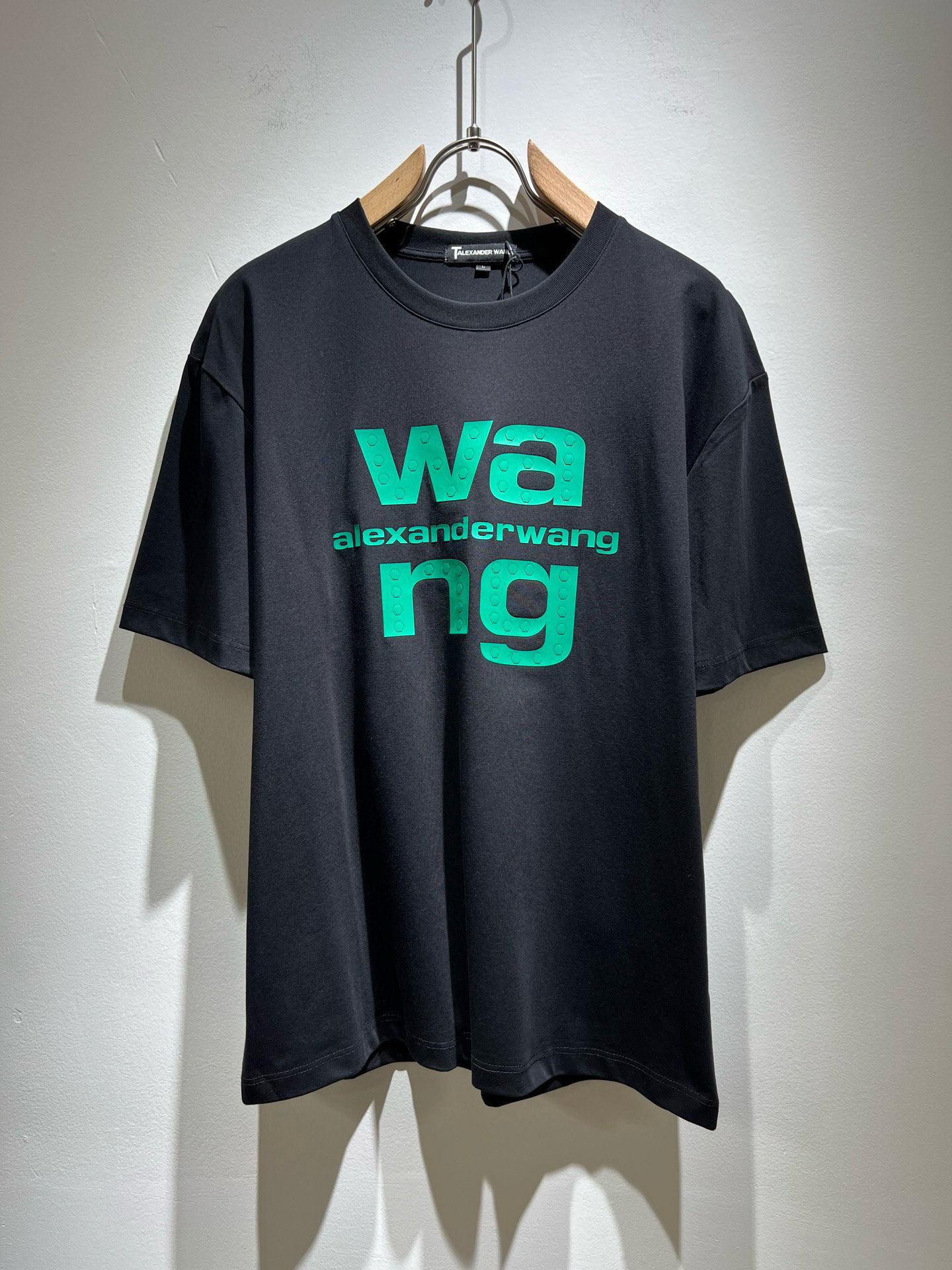 NO:502614,Alexander Wang 2025 spring and summer short-sleeved T-shirt for men and women. Limited-time European regions, heavyweight stunning items, official website for sale. Weaving of luxury first-tier royal fabric factory, original customized 260G pure cotton fabric!  The latest logo pattern design of the breast this quarter!  Continue the charm of classic design style!  It feels soft and comfortable, with no burden on your clothes, moisture absorption and breathability, full of quality, and is extremely versatile, both inside and outside, and is very outstanding!  Size M- 3XL, alexander wang,T-shirt,tees,t-shirt,alexander wang19860909Alexander Wang亚历*大王2025春夏款男女同款短袖T恤.欧洲区域限定发售,重磅级尤物单品,官网在售系列.奢侈一线大牌的御用面料厂织造,原版定制260G纯棉面料！胸口这一季度最新压胶字母logo图案设计！延续经典设计风格魅力！手感柔软 舒适,穿着无累赘感,吸湿透气,品质感十足,极为百搭系无论内搭还是外穿都非常出彩！尺码M- 3XL,,alexander wang,T-shirt,tees，t-shirt,alexander wang,Men's clothing