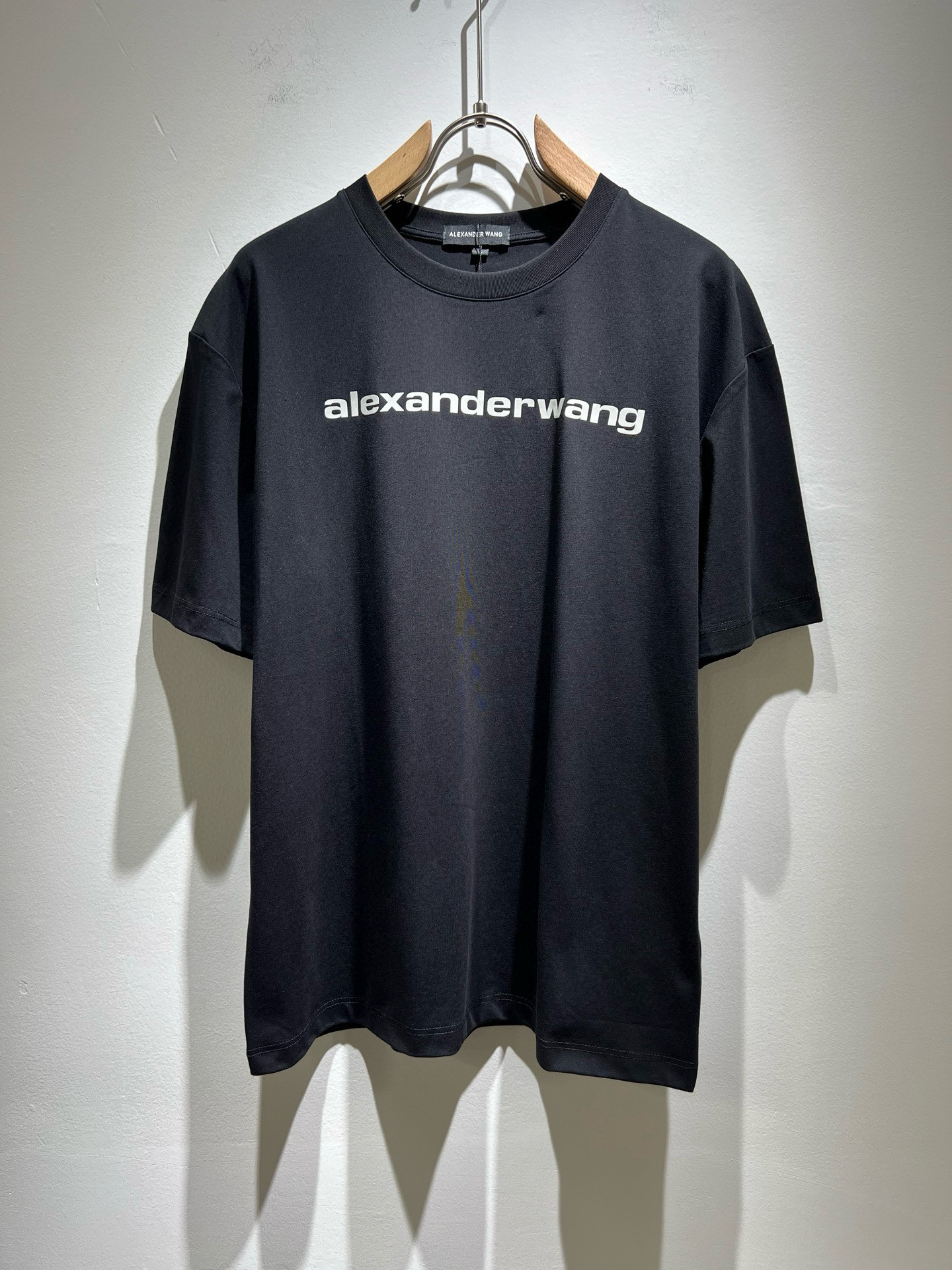 NO:502595,Alexander Wang 2025 spring and summer short-sleeved T-shirt for men and women. Limited-time European regions, heavyweight stunning items, official website for sale. Weaving of luxury first-tier royal fabric factory, original customized 260G pure cotton fabric!  The latest logo pattern design of the breast this quarter!  Continue the charm of classic design style!  It feels soft and comfortable, with no burden on your clothes, moisture absorption and breathability, full of quality, and is extremely versatile, both inside and outside, and is very outstanding!  Size M- 3XL, alexander wang,T-shirt,tees,t-shirt,alexander wang19860909Alexander Wang亚历*大王2025春夏款男女同款短袖T恤.欧洲区域限定发售,重磅级尤物单品,官网在售系列.奢侈一线大牌的御用面料厂织造,原版定制260G纯棉面料！胸口这一季度最新压胶字母logo图案设计！延续经典设计风格魅力！手感柔软 舒适,穿着无累赘感,吸湿透气,品质感十足,极为百搭系无论内搭还是外穿都非常出彩！尺码M- 3XL,,alexander wang,T-shirt,tees，t-shirt,alexander wang,Men's clothing