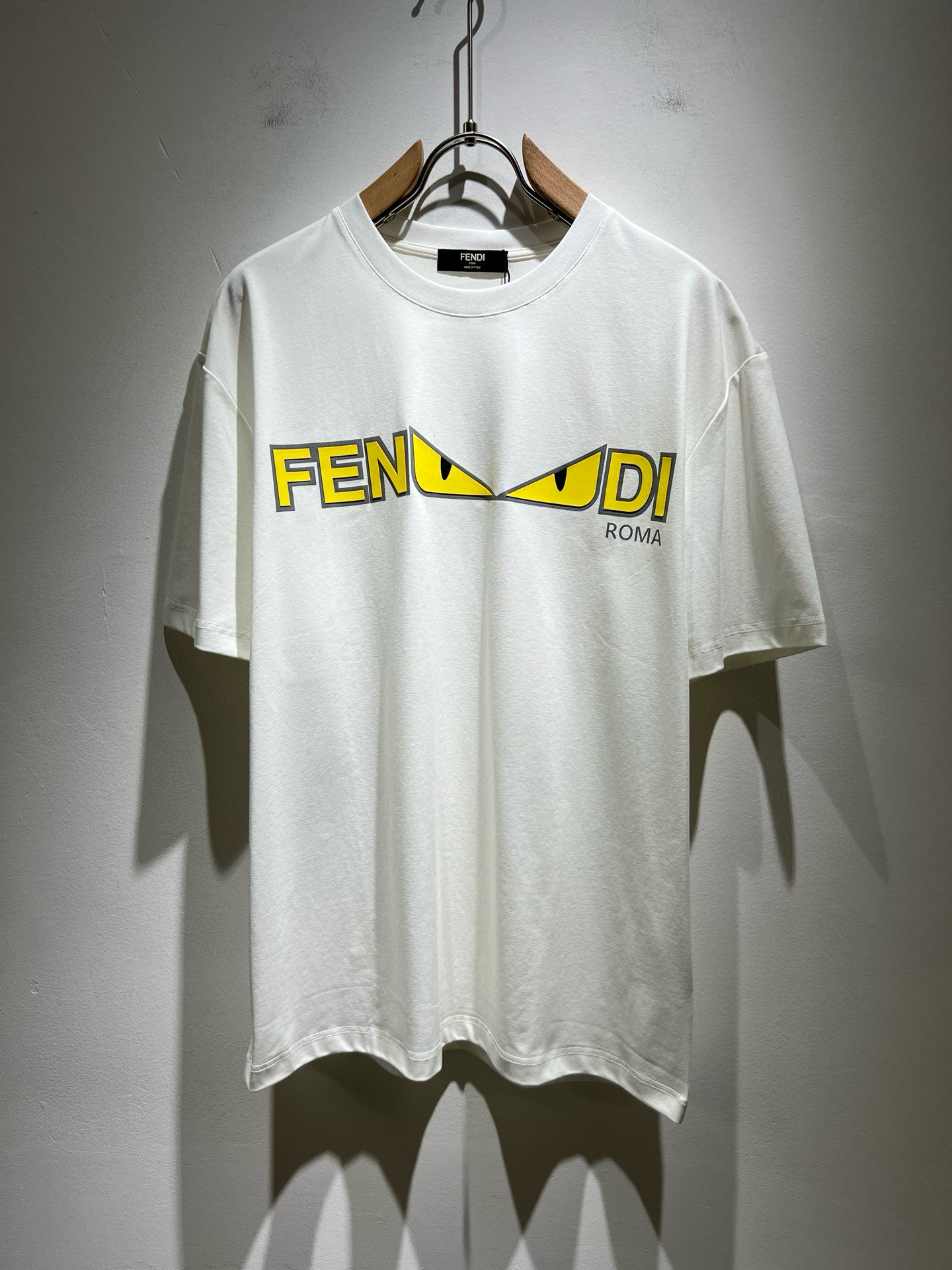 NO:502634,FEN*I FEN*Di's new spring and summer 2025 FD family FF men and women short-sleeved T-shirt, versatile and minimalist short-sleeved shirts for men and women. Original Italian orders, popular FD family items, simple and pure colors. The FD family's enduring iconic products, high-quality products with full representation and full specifications, and high-quality products that all FD fans are worth buying!  Pure Yidian channel orders, high-end and popular products from the FD family, very popular items at the moment, and iconic letter logo pattern glue-on modification!  High-end goods worth keeping and giving away to others!  It is trendy and beautiful, with a full sense of trendy atmosphere, and has a very high level and specifications. It uses a very classic black and white color combination, giving people a strong visual impact and has a very high recognition. It is top-quality exclusive pure cotton fabric, created with a soft, delicate and comfortable touch, and has a very high-end and classy appearance!  Perfectly interprets the charm of the brand and leaves a deep impression. It is more fashionable and charming. It has simple, elegant and fashionable upper body, and is even more stressful for outfits!  The inner wear alone is very delicious and beautiful scenery that cannot be ignored!  Size M-3XL, fendi,dior,T-shirt,tees,t-shirt,alexander wang19860909FEN*I 芬*迪2025春夏新款FD家族FF男女同款短袖T恤,男女同款百搭极简短袖.意大利原厂订单,FD家族人气单品,简约纯色系打造.FD家族经久不衰的标志性臻品,代表性十足,规格感十足的精品,所有FD粉丝都值得抢购的精品！纯正意代渠道订单,FD家族的高奢人气爆款产物,当下十分火爆的单品,标志性字母logo图案压胶修饰！值得自留和送人的高端货！新潮又好看,潮流气息感十足,档次规格感极高,并且采用十分经典的的黑白双色搭配,给人的视觉冲击感相当强烈,有着极高的辨识度,顶级专属纯棉面料,打造,触感柔软细腻舒适,品相相当高级有档次！完美诠释品牌魅力,给人留下深刻印象.更具时尚与韵味,上身简约大方时尚,对于穿搭更是毫无压力！单穿内搭都极有味道,不可忽视的靓丽风景线！ 尺码M-3XL,,fendi,dior,T-shirt,tees，t-shirt,alexander wang,Men's clothing