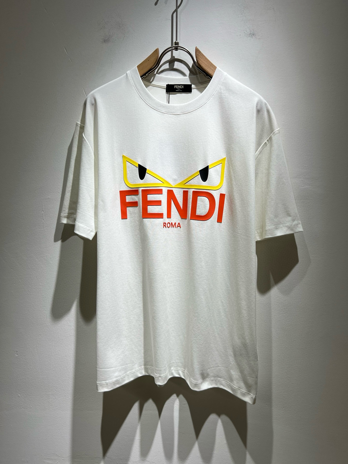NO:502624,FEN*I FEN*Di's new spring and summer 2025 FD family FF men and women short-sleeved T-shirt, versatile and minimalist short-sleeved shirts for men and women. Original Italian orders, popular FD family items, simple and pure colors. The FD family's enduring iconic products, high-quality products with full representation and full specifications, and high-quality products that all FD fans are worth buying!  Pure Yidian channel orders, high-end and popular products from the FD family, very popular items at the moment, and iconic letter logo pattern glue-on modification!  High-end goods worth keeping and giving away to others!  It is trendy and beautiful, with a full sense of trendy atmosphere, and has a very high level and specifications. It uses a very classic black and white color combination, giving people a strong visual impact and has a very high recognition. It is top-quality exclusive pure cotton fabric, created with a soft, delicate and comfortable touch, and has a very high-end and classy appearance!  Perfectly interprets the charm of the brand and leaves a deep impression. It is more fashionable and charming. It has simple, elegant and fashionable upper body, and is even more stressful for outfits!  The inner wear alone is very delicious and beautiful scenery that cannot be ignored!  Size M-3XL, fendi,dior,T-shirt,tees,t-shirt,alexander wang19860909FEN*I 芬*迪2025春夏新款FD家族FF男女同款短袖T恤,男女同款百搭极简短袖.意大利原厂订单,FD家族人气单品,简约纯色系打造.FD家族经久不衰的标志性臻品,代表性十足,规格感十足的精品,所有FD粉丝都值得抢购的精品！纯正意代渠道订单,FD家族的高奢人气爆款产物,当下十分火爆的单品,标志性字母logo图案压胶修饰！值得自留和送人的高端货！新潮又好看,潮流气息感十足,档次规格感极高,并且采用十分经典的的黑白双色搭配,给人的视觉冲击感相当强烈,有着极高的辨识度,顶级专属纯棉面料,打造,触感柔软细腻舒适,品相相当高级有档次！完美诠释品牌魅力,给人留下深刻印象.更具时尚与韵味,上身简约大方时尚,对于穿搭更是毫无压力！单穿内搭都极有味道,不可忽视的靓丽风景线！ 尺码M-3XL,,fendi,dior,T-shirt,tees，t-shirt,alexander wang,Men's clothing