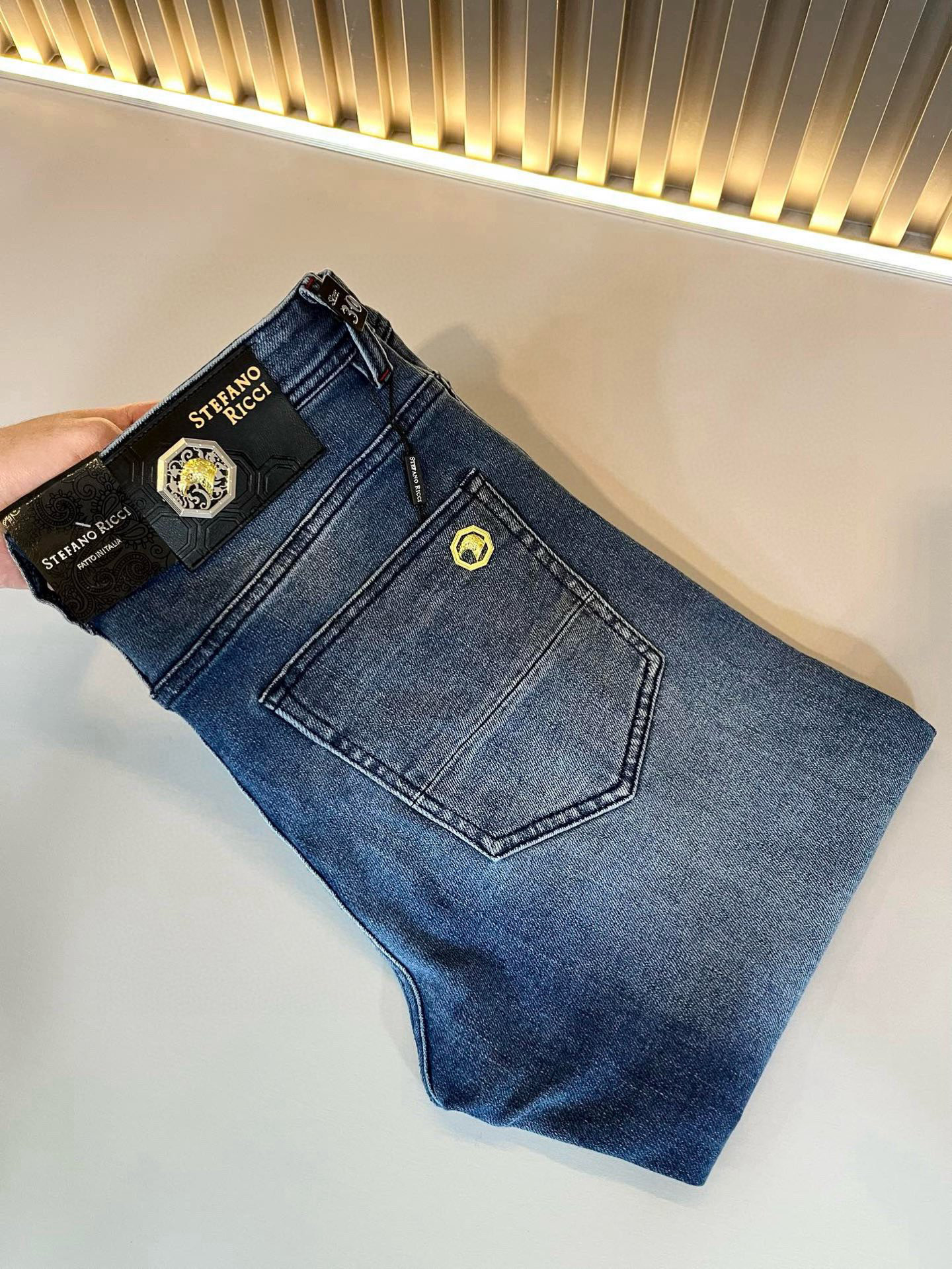 NO:508621,STEFANO RIC*I/Stephen Nicht 2025 spring and summer men's original single casual jeans, heavy recommendation!  Quality 'Niu Beer' This model uses original exclusive fabric!  The craftsmanship is top-notch, and the design of Eagle Head logo hardware decoration!  The three-dimensional sense is extremely stunning and stunning. The pattern is presented by the iconic brand pattern. It has a very distinctive and high-end and fashionable look, which strongly demonstrates the identity!  In addition, it has a lot of cotton feel, both comfort and breathability, extremely delicate touch, and excellent skin-friendly!  The details are perfect, with all kinds of exquisite and exquisite, with a strong sense of styling, full of upper body styles, and belongs to the unique type on the market!  Size 29-40, jeans,alexander wang19860909STEFANO RIC*I/史蒂芬.尼治 2025春夏男士原单休闲牛仔裤,重磅推荐！品质“牛啤” 此款所运用原版专属面料！还是工艺都堪称顶尖,设计鹰头logo五金修饰！立体感极强,视觉极其惊艳震撼,图案由标志性的品牌图案呈现,辨识度非常鲜明且高级时髦,有力彰显身份！此外棉感十足,舒适性与透气性兼备,触感极为细腻,亲肤性绝佳！细节完美如斯,各种精湛考究 造型感极强,上身型款十足,属于市面独一无二的类型！尺码29-40,,jeans,alexander wang,Men's clothing