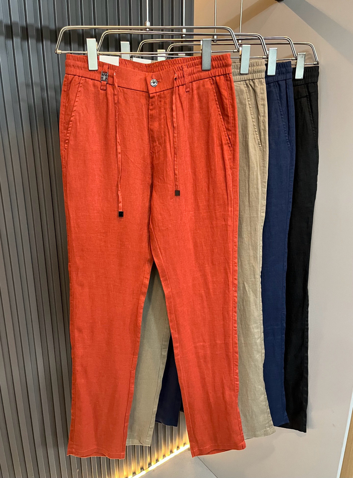 NO:502567,Dio*r Dijia 2025 spring and summer new men's linen casual pants, classic and fashionable and versatile casual pants for men! Trading company channels are rare, and it is on sale on the official website! An indispensable versatile product in the wardrobe, convenient and comfortable to wear and very easy to match with fashionable styles! This casual pants are carefully selected and provided by customers for high-quality pure linen material, with excellent comfort and breathability, and it feels skin-friendly and comfortable to wear. How high is the texture of the fabric? You will know immediately when you get the actual product. It can definitely be called an excellent product for unlimited repurchase! The back bag hardware logo logo is all the most recognizable classic elements of Dior's home. The custom YKK metal zipper is supplied by the guest. The trousers are meticulous and smoothly lined inside the trousers, and the details are more exquisite. It shows excellent craftsmanship and is enough to allow quality controls to take away with them with their eyes closed! The basic regular straight-fitting cut has no restrictions on body shape. The invincible versatile color combination easily challenges any top, perfectly combining business and casual style outfit! Size M-4XL,,dior,dior,dior,alexander wang19860909Dio*r迪家 2025春夏新款男士亚麻休闲裤,男士经典时尚百搭休闲西裤!贸易公司渠道稀出,领先官网发售!衣橱里不可或缺的百搭臻品,穿着便捷舒适又非常极易搭配时尚造型!此款休闲西裤用心甄选客供优质纯亚麻材质而成,舒适性与透气性兼优,着穿触感亲肤舒适,面料的质感有多高级,实物到手你立刻便知,绝对可以称为无限回购的绝佳臻品！后袋五金logo标识,都是迪奥家最具辦识度的经典元素,门襟客供定制YKK金属拉链,裤身内里缜密平顺的走线,细节方面更为考究,极好的彰显了出色工艺,足以让品控们闭眼收走!基础常规的直筒版型裁剪,对于体型没有限制可言,无敌的百搭配色,轻松挑战任何上装,完美兼具商务与休闲风格穿搭!尺码M-4XL,,dior,dior,dior,alexander wang,Men's clothing