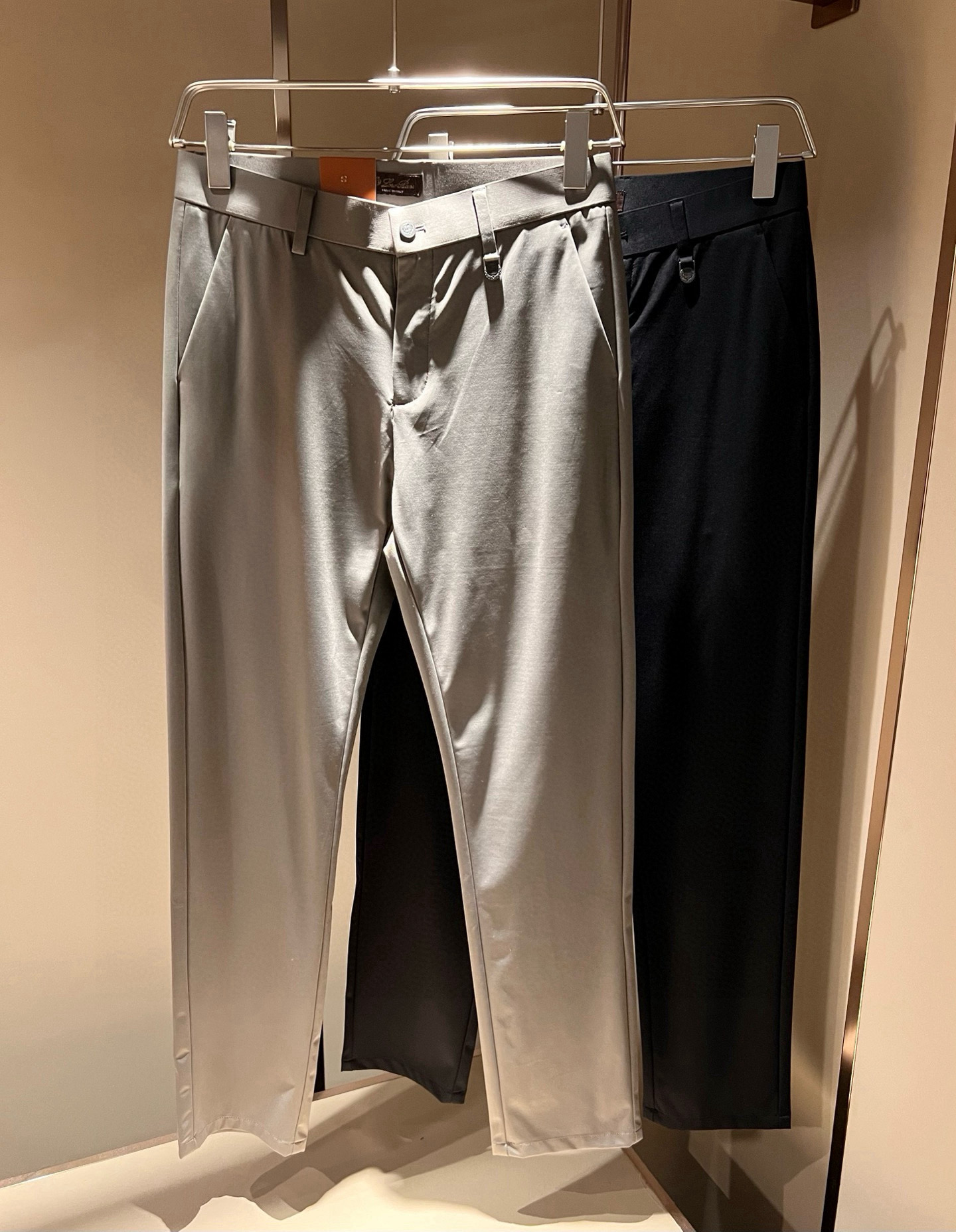 NO:502545,Loro Piana Nouyou Pianya 2025 spring and summer new men's fashion high-end casual pants, Hong Kong foreign business channel goods, original Japanese production, pure blood quality, perfectly continuing the essence and genes of LP home. From the main fabric to the detailed craftsmanship, all show the ingenuity of quality, using multiple brand elements to interpret, logo hardware design!  Identity manifestation that belongs to the soul!  Customer-supplied high-end imported elastic spandex fabric, very high-end and fashionable detailed craftsmanship, red ear cloth is completed by a specific antique loom. This element represents the identity and rank of the trousers, which is very worthy of savoring!  In terms of matching, it is invincible and explains the versatility in place, with ingenious details and exquisite accessories. The auxiliary materials are all provided by foreign merchants. They are tailored and slim, and the upper body is lifted with an excellent effect. They are a styling item that is hard to come by!  Size 30-40 37 39, loro piana, loro piana, alexander wang19860909Loro Piana诺悠翩雅 2025春夏新品男士时装款高端休闲裤,香港洋行渠道货,日本原厂出品,纯血统品质,完美延续了LP家的精髓与基因,从主体面料到细节工艺,无不彰显出品质的匠心所在,运用多个品牌元素标识来诠释,标志logo五金设计！属于灵魂式的身份彰显！客供高级进口弹力氨纶面料,非常高级且时髦的细节工艺,赤耳布是由特定古董织布机完成,此元素代表着西裤的身份及段位,非常值得细品悦人！在搭配上所向无敌,把百搭阐释到位,细节匠心考究,辅料皆为外商客供,剪裁合体修身,上身提臀效果绝佳,可遇而不可求的造型单品！尺码30-40 37 39,,loro piana,loro piana,alexander wang,Men's clothing