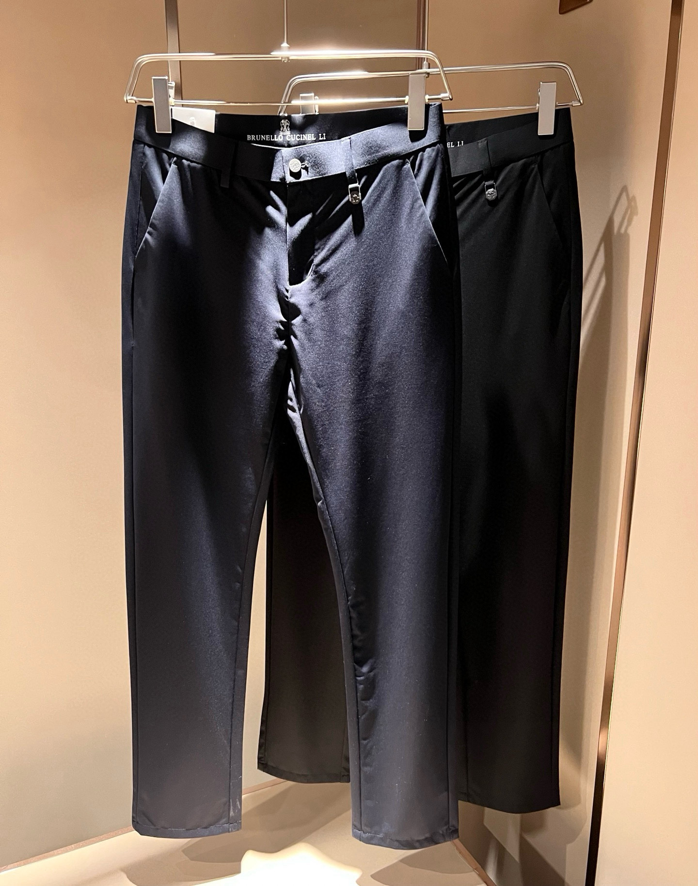 NO:502555,BC-Brunello Cucineli 2025 spring and summer new men's fashion high-end casual trousers, Hong Kong foreign business channel goods, original Japanese production, pure blood quality, perfectly continues the essence and genes of LOE*'s home. From the main fabric to the detailed craftsmanship, all show the ingenuity of quality, use multiple brand elements to interpret, and choose precious materials to build a hardware logo design!  Identity manifestation that belongs to the soul!  Customers supply high-end imported elastic spandex fabrics, very high-end and fashionable detailed craftsmanship, red ear cloth is completed by a specific antique loom, this element represents a very worthy of careful taste and pleasant experience!  In terms of matching, it is invincible and explains the versatility in place, with ingenious details and exquisite accessories. The auxiliary materials are all provided by foreign merchants. They are tailored and slim, and the upper body is lifted with an excellent effect. They are a styling item that is hard to come by!  Size 30-40, brunello cucinelli,loewe,alexander wang19860909BC-Brunello Cucineli 2025春夏新品男士时装款高端休闲西裤,香港洋行渠道货,日本原厂出品,纯血统品质,完美延续了LOE*家的精髓与基因,从主体面料到细节工艺,无不彰显出品质的匠心所在,运用多个品牌元素标识来诠释,选取矜贵的材质构建五金logo设计！属于灵魂式的身份彰显！客供高级进口弹力氨纶面料,非常高级且时髦的细节工艺,赤耳布是由特定古董织布机完成,此元素代表非常值得细品悦人！在搭配上所向无敌,把百搭阐释到位,细节匠心考究,辅料皆为外商客供,剪裁合体修身,上身提臀效果绝佳,可遇而不可求的造型单品！尺码30-40,,brunello cucinelli,loewe,alexander wang,Men's clothing