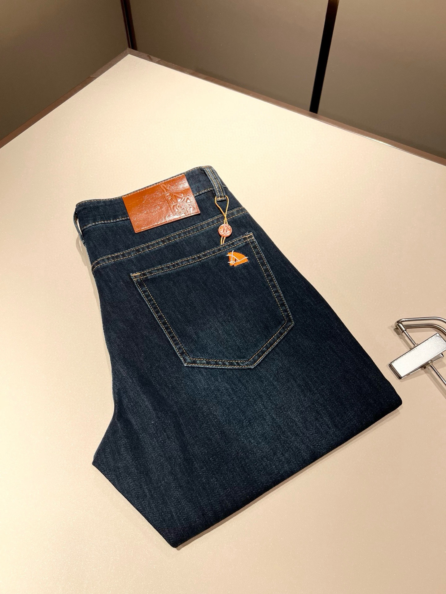 NO:502564,HERM*S AXS 2025 Early Spring Men's High-end Tanning Washed Small Straight Jeans Overseas Trading Company Channel Order!  Men's slim straight jeans!  Shanghai Henglong store is on sale!  It is high-end, simple, and has exquisite craftsmanship and materials. It is very rigorous and demanding in pursuit of quality. It uses every detail to prove its brand image!  The typical essence of H's home, with a very representative logo design!  The brand image of H's home is perfectly explained, and the signature leather brand is also quite amazing. It has built a brand LOGO, and the fabric has been perfectly transformed and sublimated. It has a heavy environmentally friendly plant enzyme washing process. The texture has a unique retro style and is quite outstanding. It is recognized as a universal and versatile color number and can withstand the test of any season.  Well-tailed, clean, refreshing and neat!  Size 29-40, hermes, jeans, alexander wang19860909HERM*S爱*仕 2025早春男士高端丹宁水洗小直筒牛仔裤 海外贸易公司渠道订单 ！男士修身直筒牛仔裤！上海恒隆店在售！高级、简约,工艺和用料方面都颇为考究,对于品质的追求非常严谨和苛刻,用每一个细节来力证自身品牌形象！H家的典型精髓,极具代表性标志logo腰牌设计！将H家的品牌形象完美阐释出来,招牌式的皮牌亦颇为惊艳,构建出品牌LOGO,面料得到完美蜕变和升华,重磅环保植物酵素水洗工艺,肌理有着独特的复古风格,相当出彩,公认的万能百搭色号,经得住任何季节的考验配色！剪裁精良,干净清爽且利落！尺码29-40,,hermes,jeans,alexander wang,Men's clothing