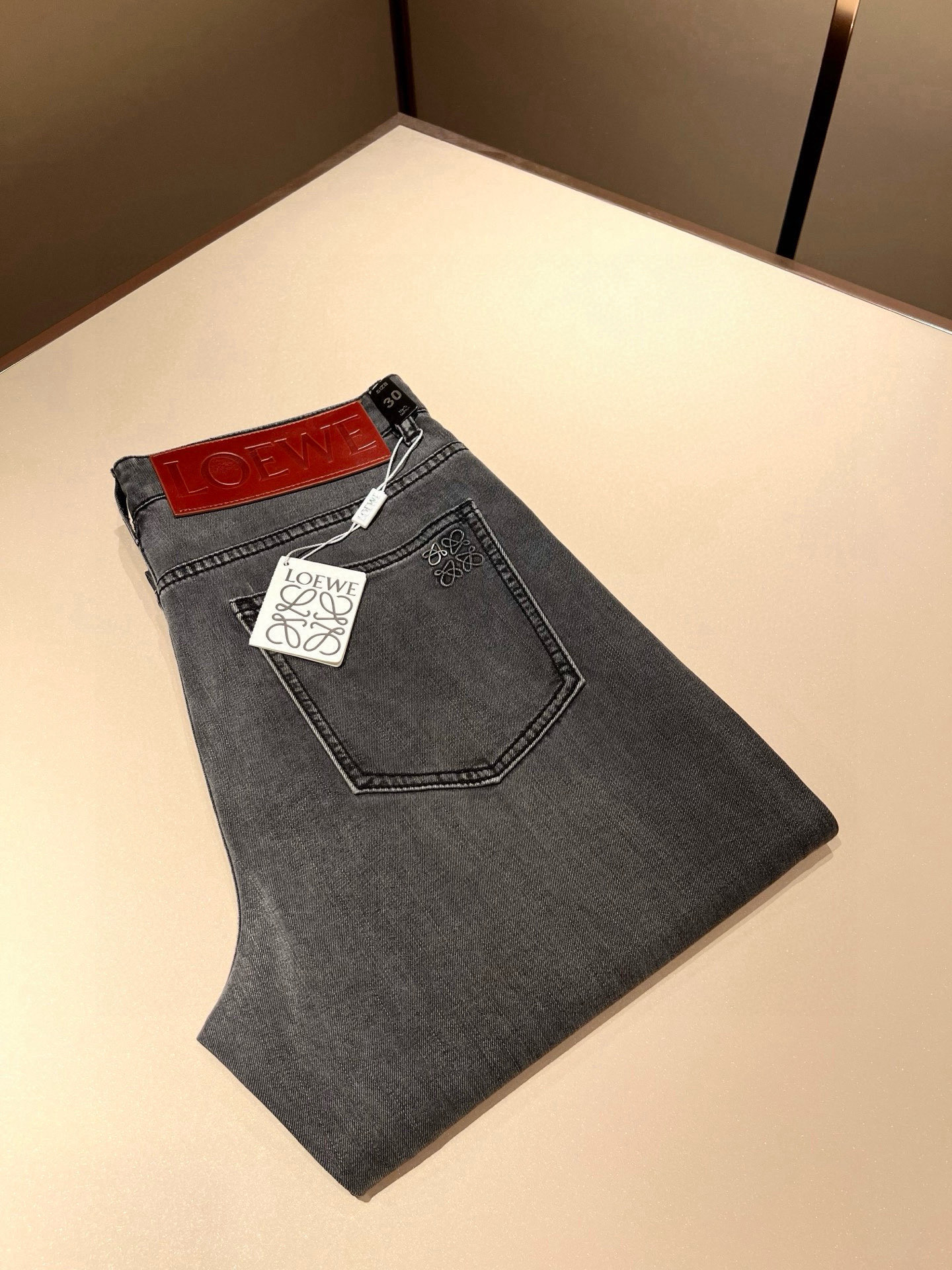 NO:502569,LO*WE/Luo*We 2025 spring and summer new men's fashion high-end casual pants, Hong Kong foreign business channel products, original Japanese products, pure blood quality, perfectly continues the essence and genes of LOE*'s home. From the main fabric to the detailed craftsmanship, all show the ingenuity of quality, use multiple brand elements to interpret, and choose precious cowhide material to build a logo waist brand leather design!  Identity manifestation that belongs to the soul!  Customer-supplied high-end imported pure cotton fabrics, very high-end and fashionable detailed craftsmanship, red ear cloth is completed by a specific antique loom. This element represents the identity and rank of jeans, which is very worthy of careful appreciation!  In terms of matching, it is invincible and explains the versatility in place, with ingenious details and exquisite accessories. The auxiliary materials are all provided by foreign merchants. They are tailored and slim, and the upper body is lifted with an excellent effect. They are a styling item that is hard to come by!  Size 30 -40, loewe, jeans, cowhide, alexander wang19860909LO*WE/罗*威2025春夏新品男士时装款高端休闲裤,香港洋行渠道货,日本原厂出品,纯血统品质,完美延续了LOE*家的精髓与基因,从主体面料到细节工艺,无不彰显出品质的匠心所在,运用多个品牌元素标识来诠释,选取矜贵的牛皮材质构建logo腰牌皮革设计！属于灵魂式的身份彰显！客供高级进口的纯棉面料,非常高级且时髦的细节工艺,赤耳布是由特定古董织布机完成,此元素代表着牛仔裤的身份及段位,非常值得细品悦人！在搭配上所向无敌,把百搭阐释到位,细节匠心考究,辅料皆为外商客供,剪裁合体修身,上身提臀效果绝佳,可遇而不可求的造型单品！尺码30 -40,,loewe,jeans,cowhide,alexander wang,Men's clothing