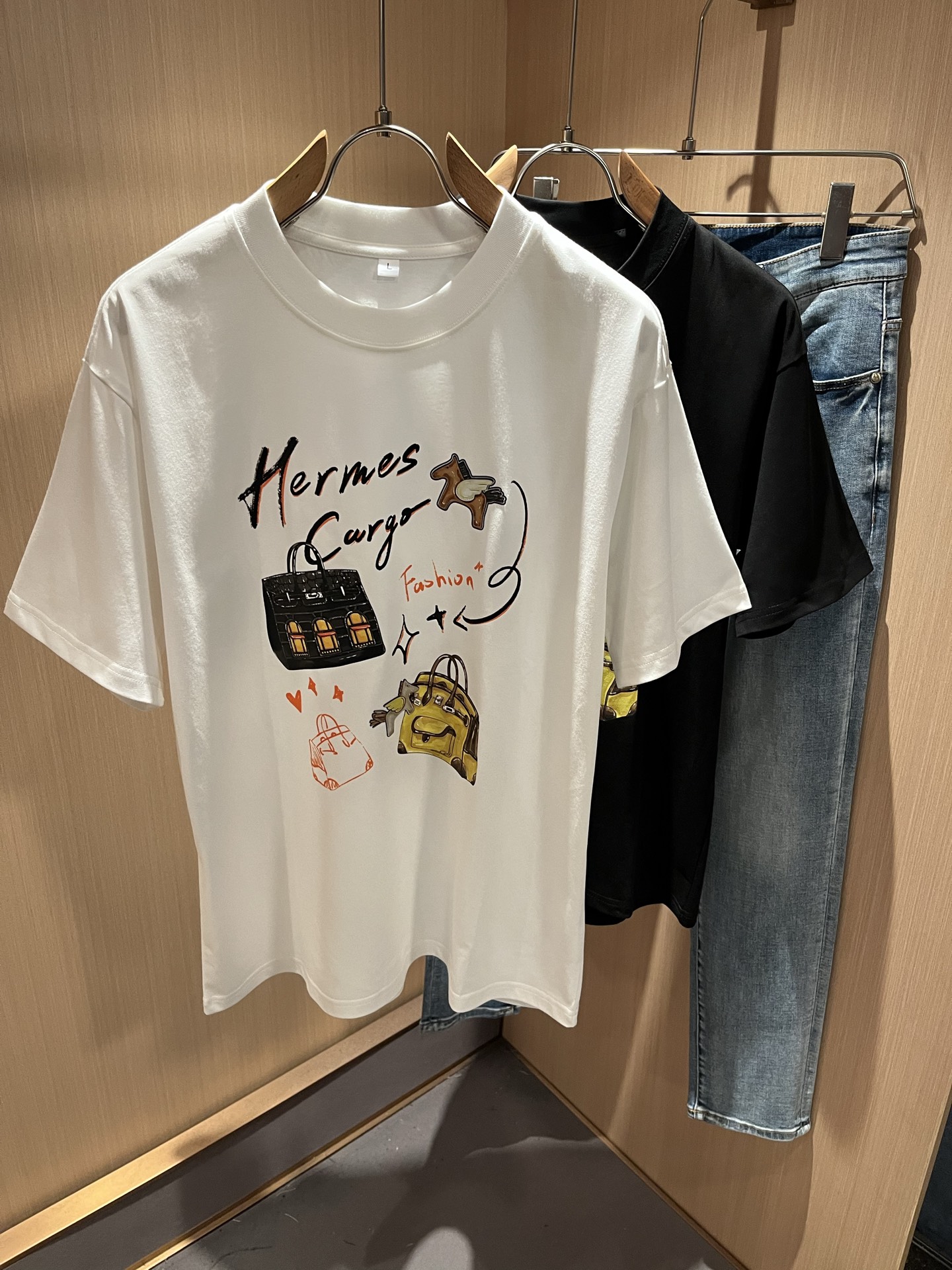 NO:504345,Her*mes 2025 spring and summer new short-sleeved T-shirt for men and women, a brand new upgraded versatile basic style, low-key and luxurious, and a choice of character!  Select high-quality and selected pure cotton fabrics!  Created, enjoy a relaxed and comfortable wearing experience, with super vertical performance, and has a strong sense of art. The iconic logo print and diamond craft design is designed with meticulous craftsmanship and high recognition, showing the new brand micro-label culture!  Classic perfect layout design, precise and in place for cutting. Simple and atmospheric style, and can show fashionable charm in daily leisure life. Size M-4XL, T-shirt,tees, t-shirt,alexander wang19860909Her*mes爱*仕2025春夏新款男女同款短袖T恤,全新升级百搭基础款,低调奢华,品格之选！甄选优质精选纯棉面料！打造而成,享受轻松自在的穿着体验,有着超强的垂直性能 艺术感极强标志性logo印花烫钻工艺设计,工艺细致,辨识度极高,展现全新品牌微标文化！经典完美版型设计,在裁剪上精准到位.简约大气风格,又能在日常休闲生活中展现时尚魅力.尺码M-4XL,,T-shirt,tees，t-shirt,alexander wang,Men's clothing