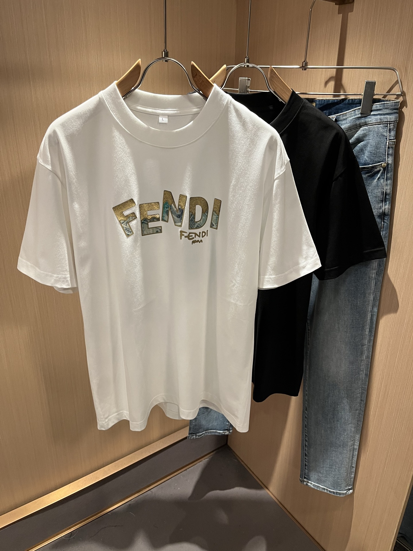 NO:504354,FEN*I FEN*Di's new spring and summer 2025 FD family FF men and women base shirt, versatile and simple short sleeves for men and women. Original Italian orders, popular FD family items, simple and pure colors. The FD family's enduring iconic products, high-quality products with full representation and full specifications, and high-quality products that all FD fans are worth buying!  Pure Yidian channel orders, high-end and popular products from the FD family, very popular items at the moment, and iconic letter logo pattern glue-on modification!  High-end goods worth keeping and giving away to others!  It is trendy and beautiful, with a full sense of trendy atmosphere, and has a very high level and specifications. It uses a very classic black and white color combination, giving people a strong visual impact and has a very high recognition. It is top-quality exclusive pure cotton fabric, created with a soft, delicate and comfortable touch, and has a very high-end and classy appearance!  Perfectly interprets the charm of the brand and leaves a deep impression. It is more fashionable and charming. It has simple, elegant and fashionable upper body, and is even more stressful for outfits!  The inner wear alone is very delicious and beautiful scenery that cannot be ignored!  Size M-4XL, fendi,dior,T-shirt,alexander wang19860909FEN*I 芬*迪2025春夏新款FD家族FF男女同款打底衫,男女同款百搭极简短袖.意大利原厂订单,FD家族人气单品,简约纯色系打造.FD家族经久不衰的标志性臻品,代表性十足,规格感十足的精品,所有FD粉丝都值得抢购的精品！纯正意代渠道订单,FD家族的高奢人气爆款产物,当下十分火爆的单品,标志性字母logo图案压胶修饰！值得自留和送人的高端货！新潮又好看,潮流气息感十足,档次规格感极高,并且采用十分经典的的黑白双色搭配,给人的视觉冲击感相当强烈,有着极高的辨识度,顶级专属纯棉面料,打造,触感柔软细腻舒适,品相相当高级有档次！完美诠释品牌魅力,给人留下深刻印象.更具时尚与韵味,上身简约大方时尚,对于穿搭更是毫无压力！单穿内搭都极有味道,不可忽视的靓丽风景线！ 尺码M-4XL,,fendi,dior,T-shirt,alexander wang,Men's clothing