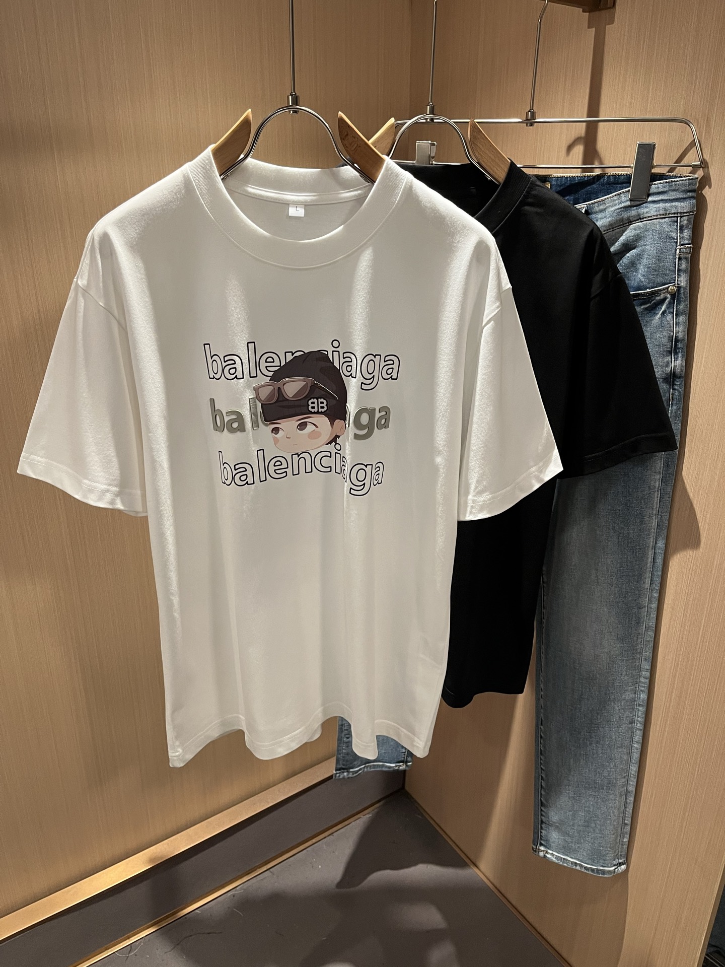 NO:504363,BALENCI*GA Paris* Home 2025 Spring and Summer New Men and Women's Same Short-Sleeve T-shirt!  Fashionable casual short-sleeved T-shirt with catwalk pattern prints!  Design logo glue pressing design!  The most designed and selected customer-supplied 260g pure cotton fabric, which feels soft and skin-friendly, is comfortable and breathable, and you can’t picky about the real thing!  Loose, small, shoulder-dead round neck cut, genderless couple mixed styles, opening up a new fashion charm!  Differentiate the market version of the high-end custom series!  Size M-4XL, balenciaga, T-shirt,tees, t-shirt,alexander wang19860909BALENCI*GA巴黎*家 2025春夏新款男女同款短袖T恤！走秀图案印花时尚休闲短袖T恤衫！设计logo压胶设计！极具设计精选客供260g纯棉面料,手感柔软亲肤,着身舒适透气性都无法挑剔,实物绝对会让你爱不释手！宽松小落肩的圆领版型裁剪,无性别主义的情侣混穿款式,打开全新的时装新韵味！区别市场版本高定系列！尺码M-4XL,,balenciaga,T-shirt,tees，t-shirt,alexander wang,Men's clothing