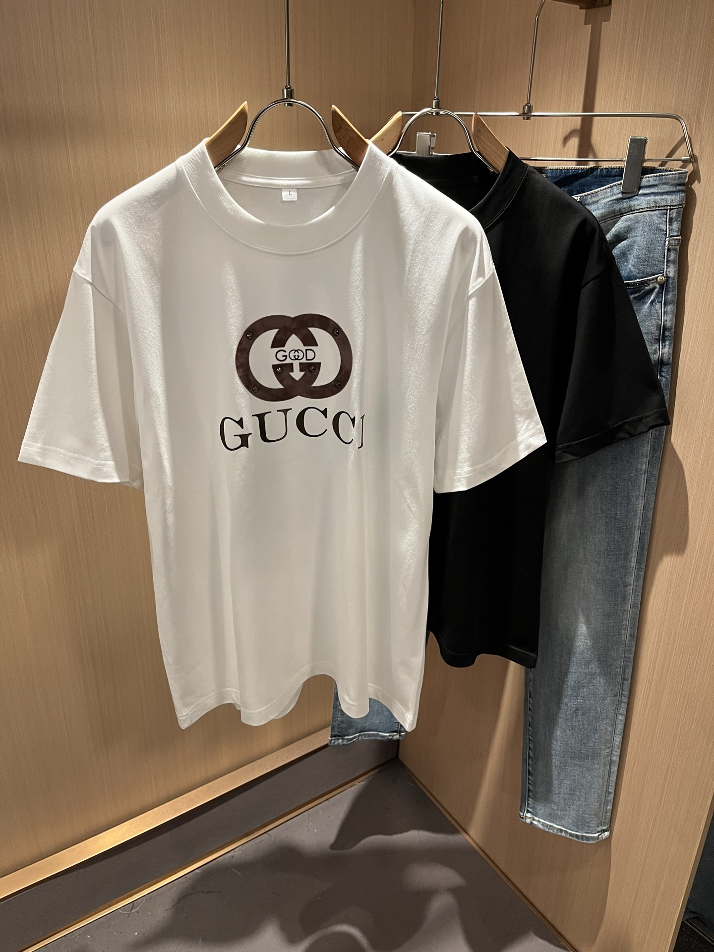 NO:504344,Gucc* Gujia 2025 spring and summer new style for men and women couples casual loose cotton round neck short-sleeved T-shirt!  Trading companies have sparse channels and are released on the official website at the same time!  The latest series of spring and summer 2025, classic fashion design elements, injecting full vitality into the new series. This T-shirt is carefully selected for imported cotton fabrics. The fabric feels skin-friendly and soft and delicate, and the body is panoramic logo printing design!  It has an extremely comfortable and breathable wearing experience. The whole item is very eye-catching and fashionable, and is deeply loved by young people today!  The loose round neck cut is a neutral style regardless of age and gender, suitable for matching all the styles and looks you need in your daily life!  It is recommended to wear couple outfits to go out on the street to make it more pleasing to the eye!  Size M-4XL, gucci, gucci, T-shirt, tees, t-shirt, alexander wang19860909Gucc*古家 2025春夏新款男女同情侣款休闲宽松棉质圆领短袖T恤衫！贸易公司渠道稀出,同步官网发售 ！ 2025春夏最新系列,经典时尚设计元素,为全新系列注入满满活力,这款T恤衫用心甄选客供进口棉面料制成,面料手感亲肤柔软细腻,衣身全景logo印花设计！拥有着无比舒适透气性的穿着体验,整件单品极具吸睛度与时尚感,深受当下年轻人的喜爱！基础宽松的圆领版型裁剪,不分年龄与性别的中性款式,适合搭配你日常所需的所有风格与造型！建议搭配情侣装出街会更为养眼出色！尺码M-4XL,,gucci,gucci,T-shirt,tees，t-shirt,alexander wang,Men's clothing