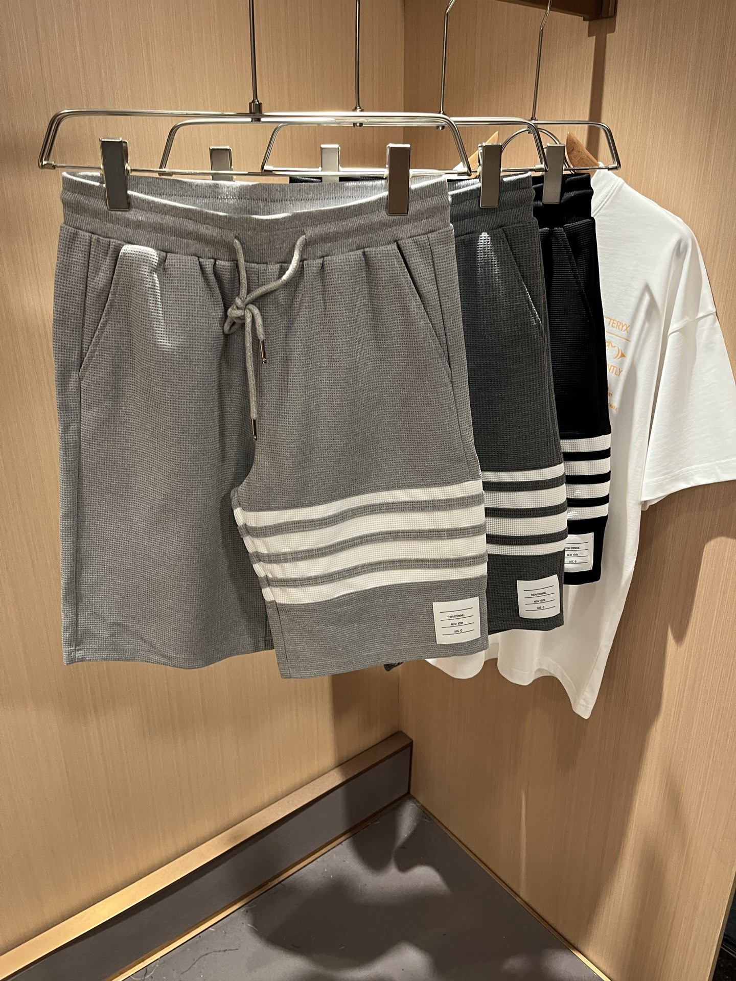 NO:511769,Thom Brow*e Tom*long Spring and Summer New Men's and Women's Same Casual Shorts, Differentiate Market Fabrics. Our shorts are much heavier than the weight on the market. Compare it casually~The original loose style is casual and sporty. Customize the top-level original exclusive pure cotton fabric!  Just distinguish the market version. The trouser leg design logo bar webbing splicing decoration!  Logo logo design!  Waist design with elastic elastic waist circumference modification!  Each piece of high-end craftsmanship determines success or failure~ I won’t say much. The quality and texture are very good. A fashionable item!  Size M-4XL, shorts, alexander wang19860909Thom Brow*e汤姆*朗春夏新款男女同款休闲短裤,区分市面料 我们的一条短裤就比市面的重量要重太多了 随意对比～原版宽松版型 休闲运动两不误 定制顶级原版专属纯棉面料！区分市面版本即可 裤腿设计标识条杠织带拼接修饰！标志logo设计！腰身设计松紧弹力腰围修饰！高端工艺每件决定成败～不多说 品质质感非常不错一款时尚单品！尺码M-4XL,,shorts,alexander wang,Men's clothing