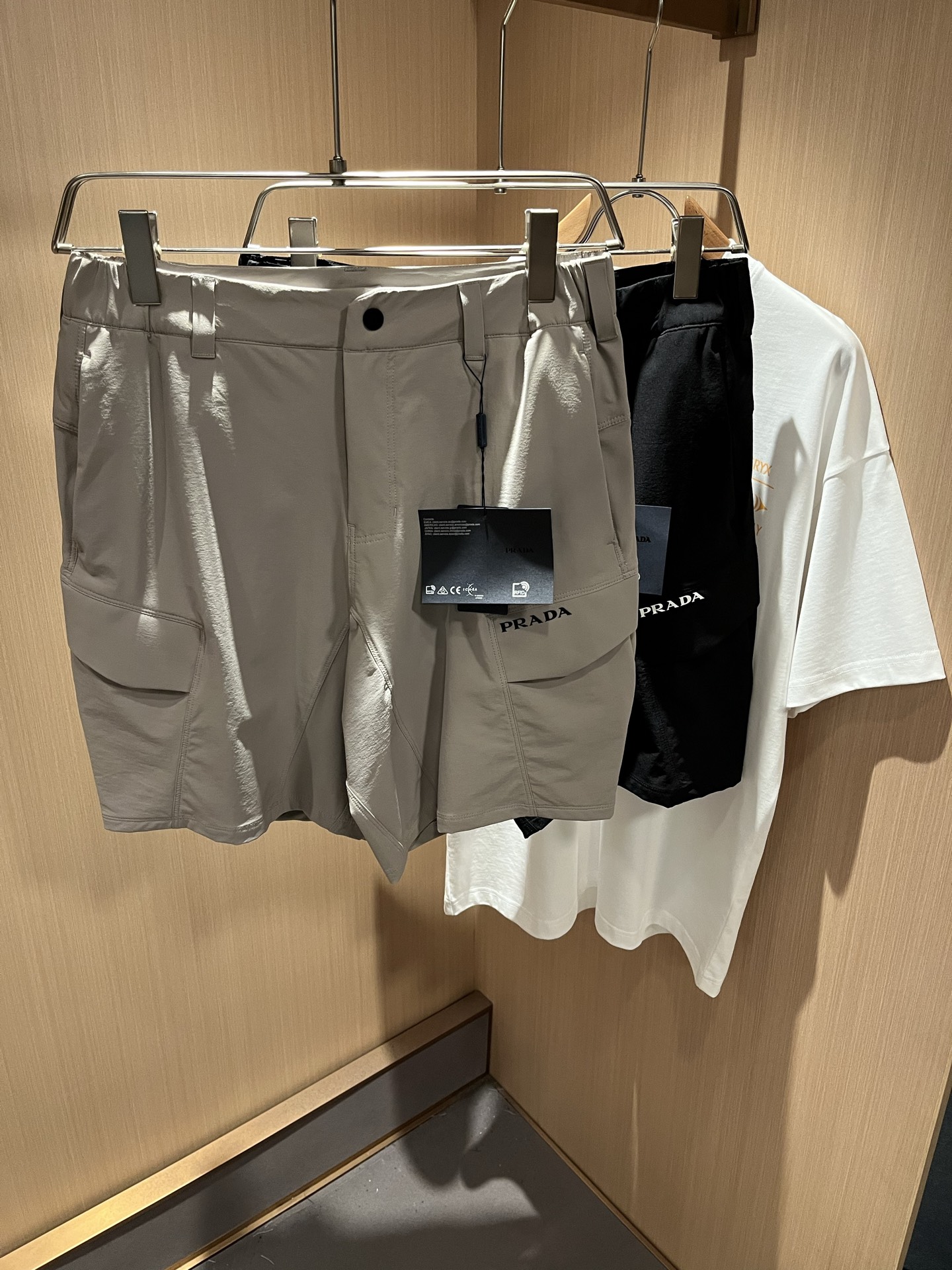 NO:511815,PRA*DA Pu*da Spring and summer new men's casual shorts, high-end quality choice... A versatile trousers that combine casual pants are also an indispensable matching tool in men's wardrobe. It is a classic style with practical wear!  The design style of the whole casual pants is simple and fashionable, which is very consistent with the low-luxury style setting, has excellent skin-friendly value, is easy to wear, and is full of detail!  Classic logo pattern glue pressing design!  This trousers are made of high-quality polyester fiber fabric. The fabric is comfortable, soft and delicate, and has a good vertical feeling. It looks very textured and has a high-end charm. The first-class and exquisite style cutting, the line is delicate, smooth and neat, and the casual and casual pants look good no matter how you match it. If you like it, buy it now. Good products are not waiting for anyone!  Size S-2XL, prada, shorts, alexander wang19860909PRA*DA普*达 春夏新款男士休闲短裤,高端品质之选……一款休闲裤兼备的百搭裤装,也是男士衣橱里不可缺少的搭配神器,属于实穿型的经典款式！整条休闲裤的设计风格简洁时尚,非常符合低奢的风格设定,亲肤值优越,穿着方便,细节感十足！经典标识logo图案压胶设计！此款裤装采用优质聚酯纤维面料打造而成,面料舒服,手感柔软细腻,有着很好的垂直感,看上去非常有质感,细品高级韵味十足.一流精湛的版型裁剪,走线细致平顺工整,休闲随意怎么搭配都好看的裤装,喜欢的赶紧入手吧,好货可不等人！尺码S-2XL,,prada,shorts,alexander wang,Men's clothing