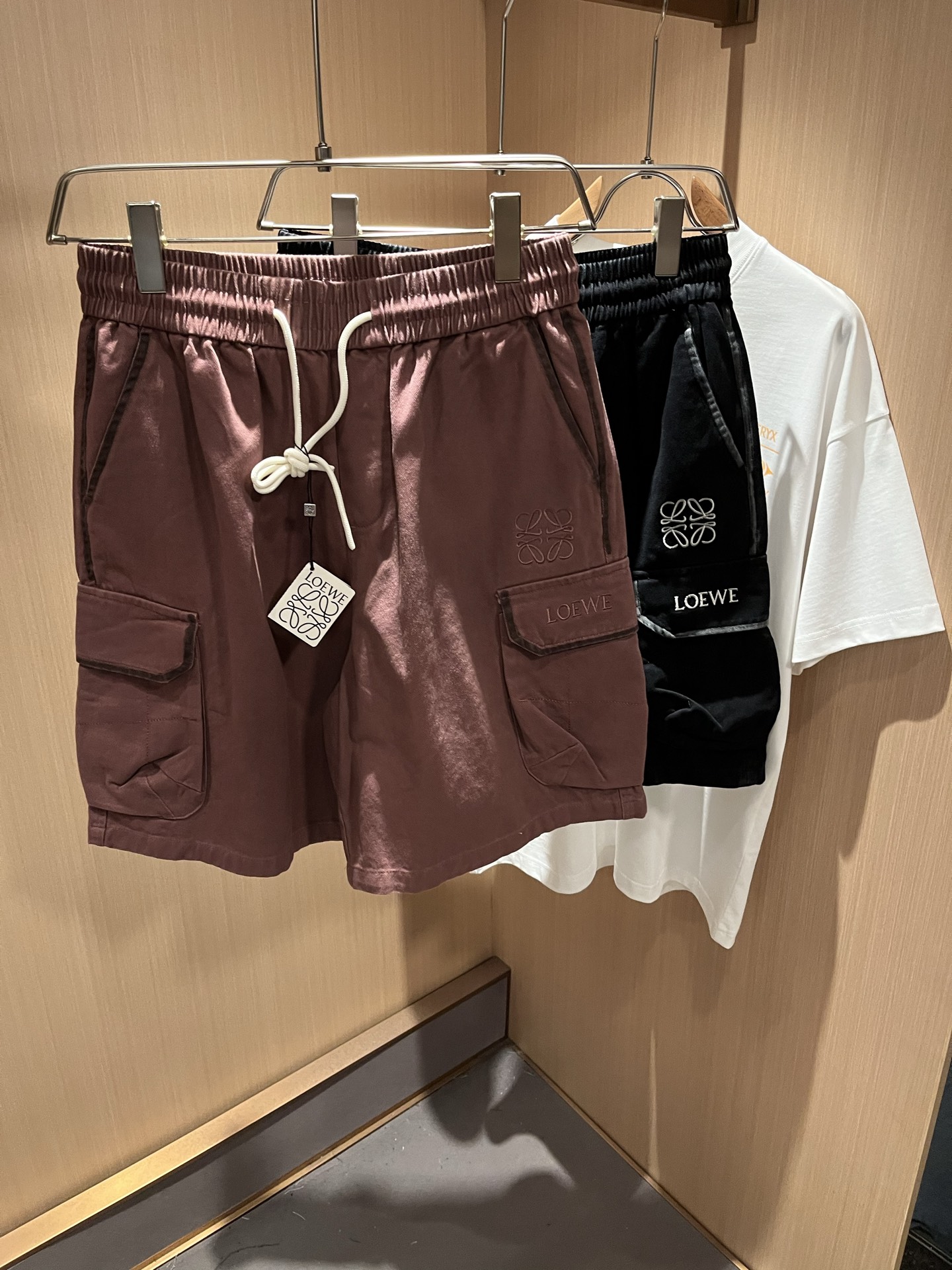 NO:511766,LOE*WE Luo*We Spring and summer new styles of men and women's same casual denim shorts, original Italian order channel, very personalized and high-end style, logo embroidery craft design!  Created with loose and wide style, couples' pure cotton casual shorts!  !  Customized original gram cotton fabric!  The latest fashion trends and popular products are here, and it is another simple and high-end fashion item. It is a fashion product with very high-end outfit charm. It is a must-have item for fashion trends!  Original Italian manufacturer channels, special-level orders, and released at the same time as Hong Kong, Macao and Taiwan buyers. This model is also the latest popular product of Luo Yiweijia this year and the most classic product. Its specifications and grades are beyond doubt!  !  Simple and high-end style items, it goes without saying that this style naturally has a fresh and natural feeling, demonstrating the charm and high-end feeling of the brand. The texture of this style is very in place, and the heavy and brilliant skin-friendly level that can be seen with your hands is even better, and it is a complete enjoyment of wearing!  !  Size: M-4XL, loewe, loewe, shorts, alexander wang19860909LOE*WE罗*威 春夏新款男女同款休闲牛仔短裤,意大利原厂订单渠道,极具个性高级风,标志logo刺绣工艺设计！宽松阔版型打造,情侣款纯棉休闲短裤！！定制原版克纯棉面料！最新时尚潮流人气产物驾到,又是一款简约高级的时尚单品,穿搭魅力十分高级不俗的时尚产物 ,时尚潮流必备单品！意大利原厂渠道,特供级别订单,同步港澳台买手店发布,此款也是罗意威家今年的最新人气产物,也是最经典的产物,其规格跟档次更是毋庸置疑！！ 简约高级的款式单品,言而喻此款自然具备那种清新自然的感觉,彰显品牌魅力与高级感,此款的质感十分的到位,用手可以感知的重磅跟出彩亲肤程度更是上佳,十足的穿着享受！！尺码:M-4XL,,loewe,loewe,shorts,alexander wang,Men's clothing