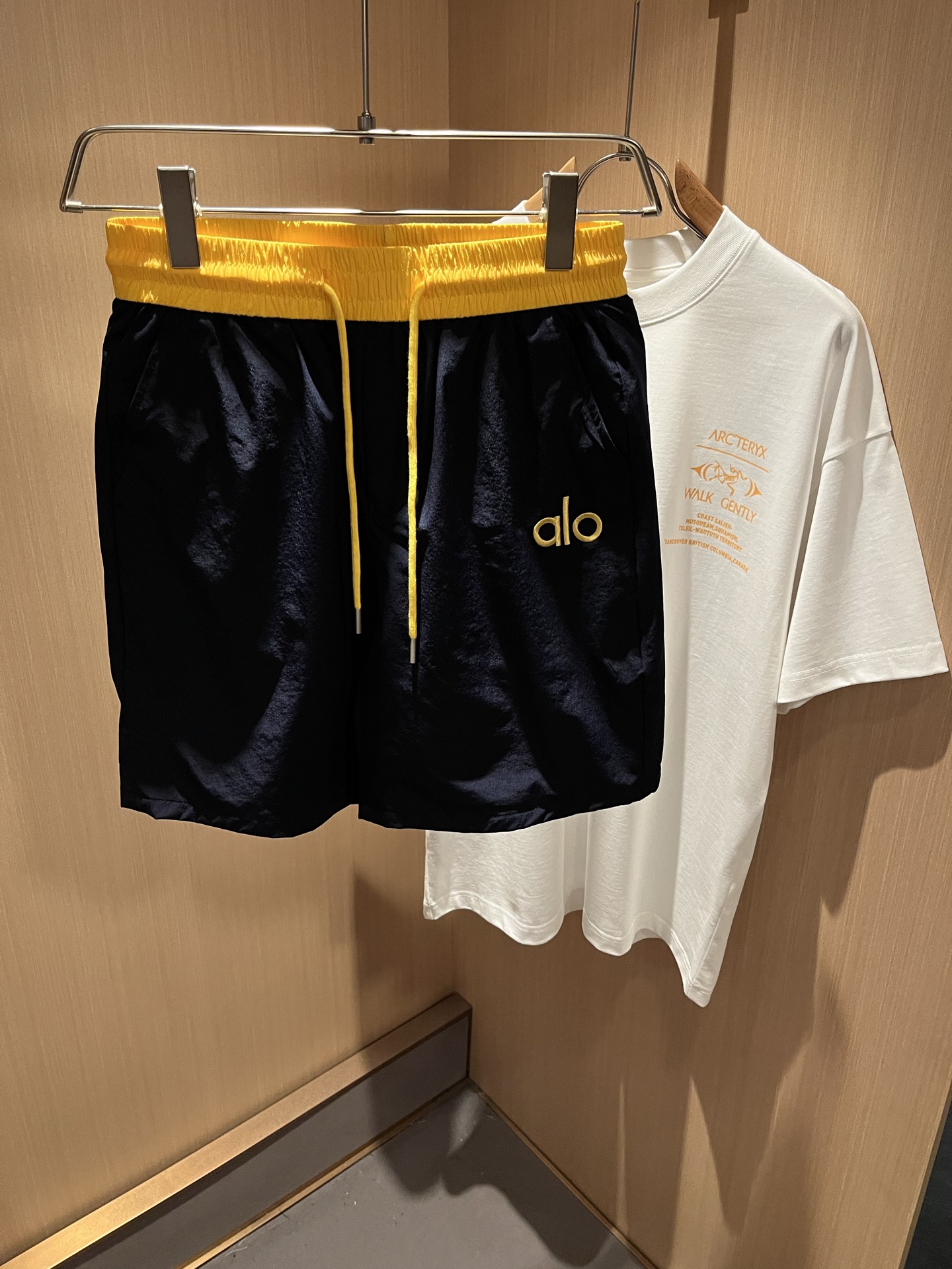 NO:511760,Alo spring and summer new men's casual shorts, a high-end quality choice... A versatile trousers that combine casual pants are also an indispensable matching tool in men's wardrobe. It is a classic style with practical wear!  The design style of the whole casual pants is simple and fashionable, which is very consistent with the low-luxury style setting, has excellent skin-friendly value, is easy to wear, and is full of detail!  Classic logo embroidery pattern design!  This trousers are made of high-quality polyester fiber fabric. The fabric is comfortable, soft and delicate, and has a good vertical feeling. It looks very textured and has a high-end charm. The first-class and exquisite style cutting, the line is delicate, smooth and neat, and the casual and casual pants look good no matter how you match it. If you like it, buy it now. Good products are not waiting for anyone!  Size M-3XL, shorts, alexander wang19860909Alo 春夏新款男士休闲短裤,高端品质之选……一款休闲裤兼备的百搭裤装,也是男士衣橱里不可缺少的搭配神器,属于实穿型的经典款式！整条休闲裤的设计风格简洁时尚,非常符合低奢的风格设定,亲肤值优越,穿着方便,细节感十足！经典标识logo刺绣图案设计！此款裤装采用优质聚酯纤维面料打造而成,面料舒服,手感柔软细腻,有着很好的垂直感,看上去非常有质感,细品高级韵味十足.一流精湛的版型裁剪,走线细致平顺工整,休闲随意怎么搭配都好看的裤装,喜欢的赶紧入手吧,好货可不等人！尺码M-3XL,,shorts,alexander wang,Men's clothing