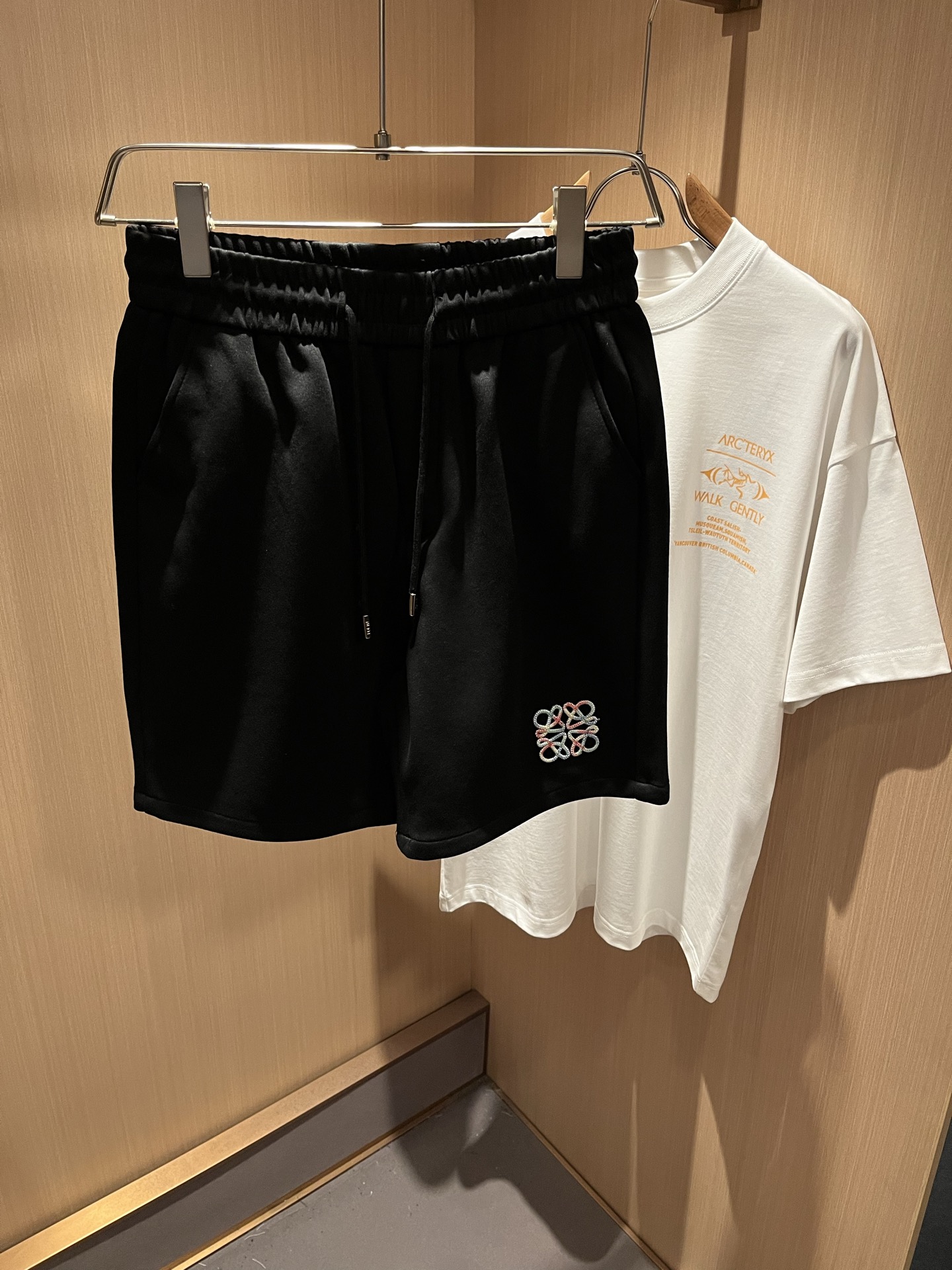 NO:511763,LOE*WE Luo*We Spring and summer new casual shorts for men and women, original Italian order channel, very personalized and high-end style, logo embroidery craft design!  Created with loose and wide style, couples' pure cotton casual shorts!  !  Customized original gram cotton fabric!  The latest fashion trends and popular products are here, and it is another simple and high-end fashion item. It is a fashion product with very high-end outfit charm. It is a must-have item for fashion trends!  Original Italian manufacturer channels, special-level orders, and released at the same time as Hong Kong, Macao and Taiwan buyers. This model is also the latest popular product of Luo Yiweijia this year and the most classic product. Its specifications and grades are beyond doubt!  !  Simple and high-end style items, it goes without saying that this style naturally has a fresh and natural feeling, demonstrating the charm and high-end feeling of the brand. The texture of this style is very in place, and the heavy and brilliant skin-friendly level that can be seen with your hands is even better, and it is a complete enjoyment of wearing!  !  Size: M-3XL, loewe, loewe, shorts, alexander wang19860909LOE*WE罗*威 春夏新款男女同款休闲短裤,意大利原厂订单渠道,极具个性高级风,标志logo刺绣工艺设计！宽松阔版型打造,情侣款纯棉休闲短裤！！定制原版克纯棉面料！最新时尚潮流人气产物驾到,又是一款简约高级的时尚单品,穿搭魅力十分高级不俗的时尚产物 ,时尚潮流必备单品！意大利原厂渠道,特供级别订单,同步港澳台买手店发布,此款也是罗意威家今年的最新人气产物,也是最经典的产物,其规格跟档次更是毋庸置疑！！ 简约高级的款式单品,言而喻此款自然具备那种清新自然的感觉,彰显品牌魅力与高级感,此款的质感十分的到位,用手可以感知的重磅跟出彩亲肤程度更是上佳,十足的穿着享受！！尺码:M-3XL,,loewe,loewe,shorts,alexander wang,Men's clothing