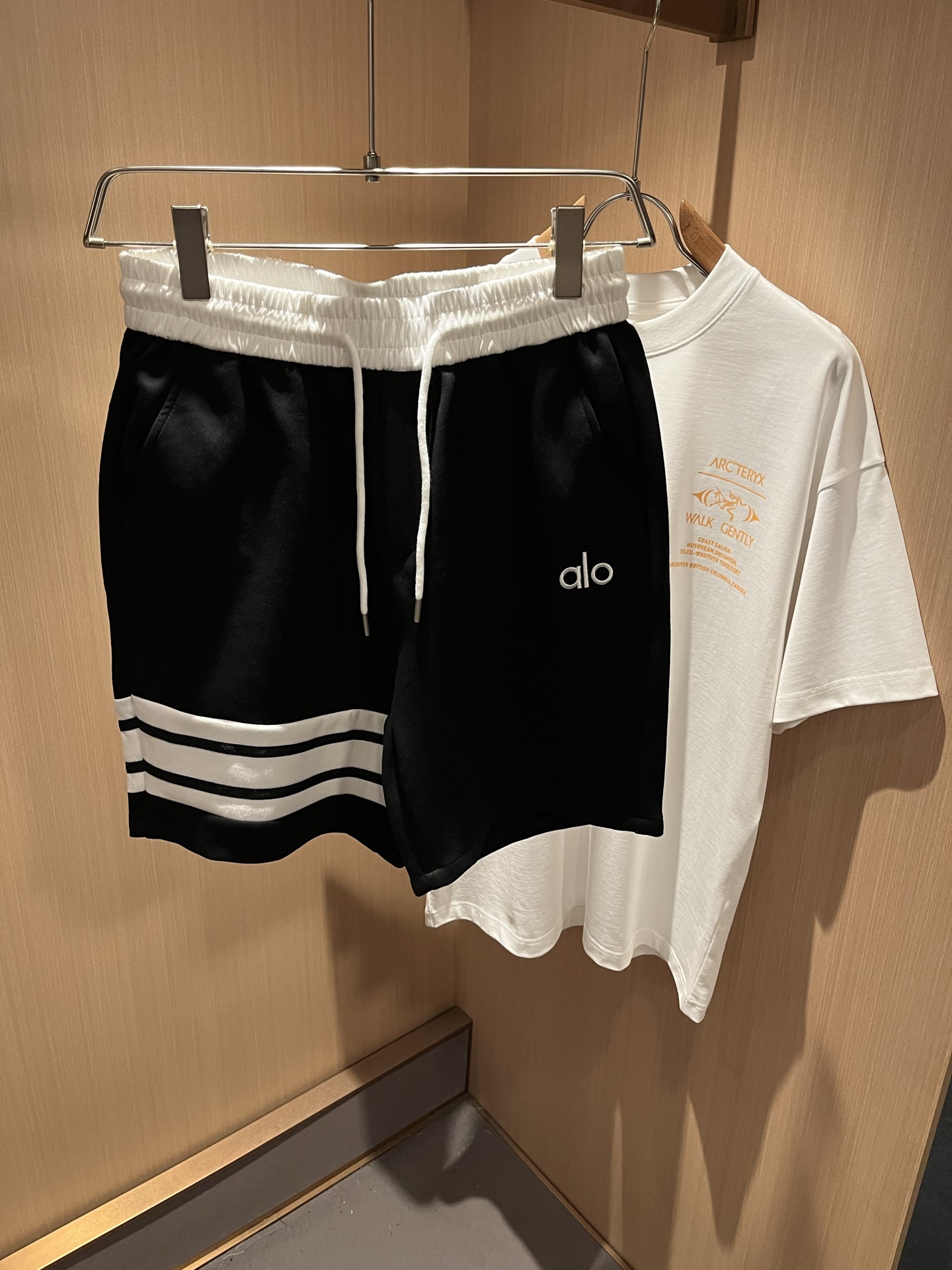 NO:511758,Alo spring and summer new men's casual shorts, a high-end quality choice... A versatile trousers that combine casual pants are also an indispensable matching tool in men's wardrobe. It is a classic style with practical wear!  The design style of the whole casual pants is simple and fashionable, which is very consistent with the low-luxury style setting, has excellent skin-friendly value, is easy to wear, and is full of detail!  Classic logo embroidery pattern design!  This trousers are made of high-quality pure cotton fabric. The fabric is comfortable, soft and delicate, and has a good vertical feeling. It looks very textured and has a high-end charm. The first-class and exquisite style cut, the line is delicate, smooth and neat, and the casual and casual pants look good no matter how you match it. If you like it, buy it now. Good products are not waiting for anyone!  Size M-3XL, shorts, alexander wang19860909Alo 春夏新款男士休闲短裤,高端品质之选……一款休闲裤兼备的百搭裤装,也是男士衣橱里不可缺少的搭配神器,属于实穿型的经典款式！整条休闲裤的设计风格简洁时尚,非常符合低奢的风格设定,亲肤值优越,穿着方便,细节感十足！经典标识logo刺绣图案设计！此款裤装采用优质纯棉面料打造而成,面料舒服,手感柔软细腻,有着很好的垂直感,看上去非常有质感,细品高级韵味十足.一流精湛的版型裁剪,走线细致平顺工整,休闲随意怎么搭配都好看的裤装,喜欢的赶紧入手吧,好货可不等人！尺码M-3XL,,shorts,alexander wang,Men's clothing