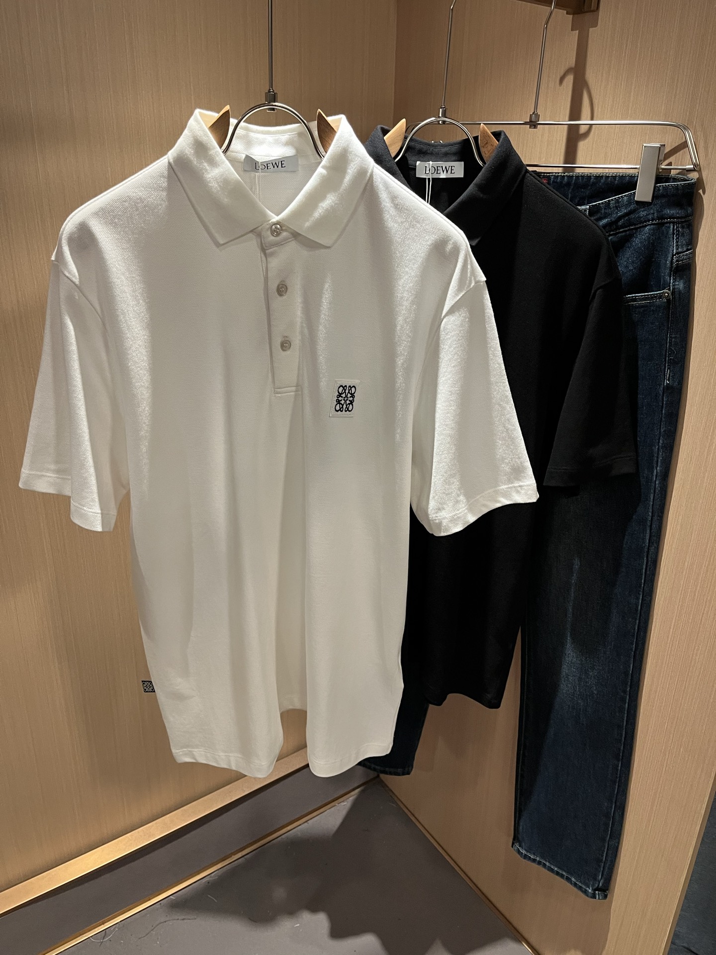 NO:504358,LO*WE/Luo*wei 2025 Spring and Summer Men's Lapel Short-Sleeve POLO Shirt, Trading Company Channel Product, the latest products in 2025 Spring and Summer, official cabinets sold simultaneously, classic star-grade products!  LO*WE's leather goods have the highest voice in the entire fashion circle, with a high brand value and influence, and a century-old historical and cultural heritage. The royal noble brand has subverted modern aesthetics with its exquisite handicrafts and design sense!  The overall design conforms to the aesthetic design of LOE home, uses classic brand elements, perfectly follows the essence and genes of LOE home, and injects the brand logo logo design!  The visual is quite exquisite and beautiful, showing the brand's characteristics, with a high recognition and a very fashionable feel. The overall design explains minimalism to the extreme, simple and generous!  Customers supply high-end and high-quality cotton imported from Egypt, selected high-end and high-quality cotton and made by Italian century-old workshops. It is extremely luxurious and special material, with excellent fabric attributes, delicate and natural mesh structure, perfect comfort and breathability, and the touch experience is self-evident, luxurious and ultimate enjoyment!  The quality is perfect, the details are exquisite and exquisite. The fashionable zipper opening and closing placket is matched with a small lapel design, which reduces age and highlights the fashionable temperament. The upper body is full of temperament. The color matching is quite in line with the needs of the matching season. It has a very high degree of mixing and matching. It has nothing to do with age definition and is a very good styling product!  Size M-3XL, loewe, T-shirt, alexander wang19860909LO*WE/罗*威2025春夏男士翻领短袖POLO衫,贸易公司渠道货,2025春夏最新品,官柜同步售卖,经典明星级单品！LO*WE家的皮具单品在整个时装圈最有极高的的发言权,品牌价值影响力颇高,有着百年历史文化底蕴,皇室御贵族御用品牌,其精湛的手工艺及设计感颠覆了现代审美！整体的设计符合LOE家美学设计,运用了经典的品牌元素,完美沿袭了LOE家的精髓与基因,注入品牌logo标识设计！视觉颇为精致美观,彰显了品牌特质,辨识度极高且极具时髦感,整体的设计将极简主义阐释到极致,简约而大方！客供埃及进口高级物料,甄选高端优质棉经过意大利百年工坊定织定染而成,极为奢华特殊的材质,面料属性皆为上乘,网眼结构细腻自然,舒适性与透气性完美兼备,触感体验不言而喻,奢华极致享受！品相完美如斯,细节处处精致考究,时尚拉链开合门襟,搭配小翻领设计,即减龄又凸显了时髦气质感,上身满满的气质感,配色相当符合搭配季节需求,驾驭度混搭性极高,无关年龄界定,造型感极佳的一款单品！尺码M-3XL,,loewe,T-shirt,alexander wang,Men's clothing