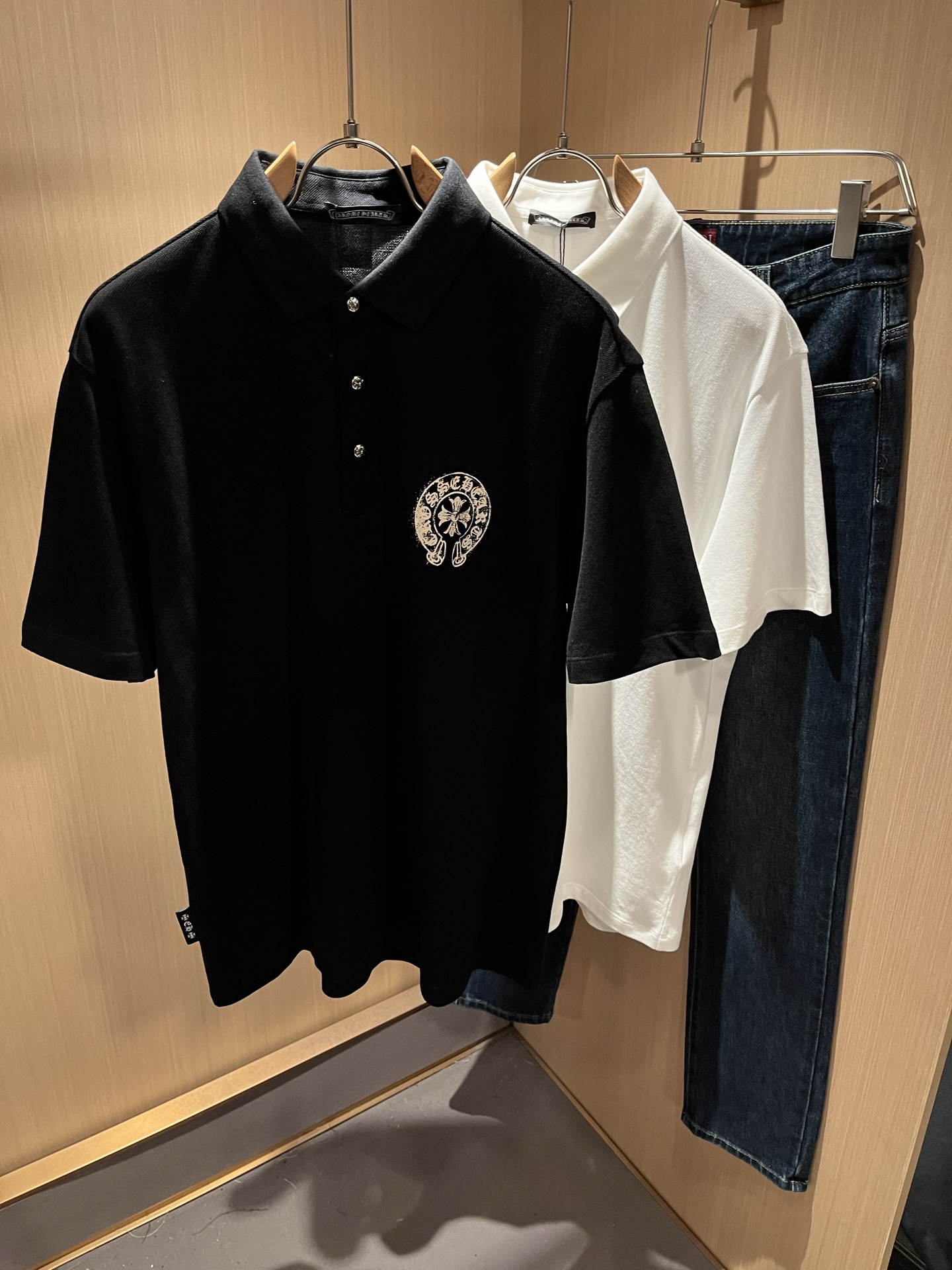 NO:511777,Chrome Hear*s New Spring and Summer Limited Edition Gram* Heart Short-sleeved Polo Shirt, Recommended for cracked walls!  The fashionable and arrogant Chrome Hear*s is favored by the whole world. SS is a hot topic, with classic short-sleeved T-shirt, and a chest printing logo design!  Full of fashionable luxury style, exuding a charming sense of art!  Large and lazy, high-end exclusive double mercerated bead flooring material for customer supply!  Super comfortable upper body!  Large oversized shoulder-falling!  Men and women are the same style!  Color black white Size M-3XL, chrome hearts, T-shirt, alexander wang19860909Chrome Hear*s 克*心 春夏新品限量版克*心短袖Polo衫,墙裂推荐！时尚傲娇的Chrome Hear*s,被全世界宠幸着.SS引爆款,经典克*心元素断绝短袖T,胸前印花logo工艺设计！充满了时尚的奢华风,散发着迷人的艺术感！宽大慵懒,客供高端专属双丝光珠地棉材质！上身超级舒适！大廓形大落肩！男女同款入！颜色黑色 白色 尺码M-3XL,,chrome hearts,T-shirt,alexander wang,Men's clothing