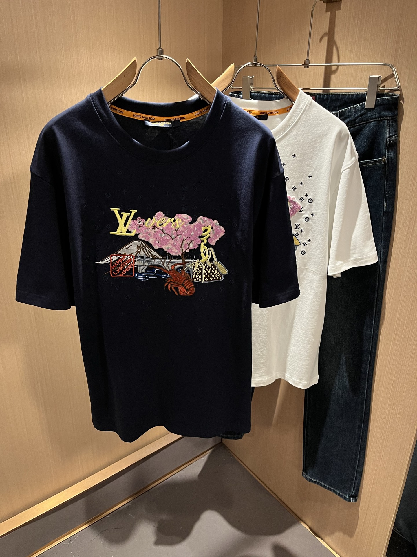 NO:511756,dunhill Sheden Road autumn and winter new products for men's casual long-sleeved base shirt, foreign trade company orders!  One of the classic proprietary fabrics!  Embroidery design on chest logo pattern!  Customized original pure cotton fabric!  The touch is soft and delicate, but the shape is straight and stylish!  Extremely luxurious details... Perfectly interpret high-quality quality. Size M-3XL, alexander wang19860909dunhill 喜登路秋冬新品男士休闲长袖打底衫,外贸公司订单！经典的专有织物之一！ 胸前logo图案刺绣设计！定制原版纯棉棉面料！触感又柔软细腻、但型态又笔挺有型！ 细节奢华极致… 完美演绎高品质品相.尺码M-3XL,,alexander wang,Men's clothing